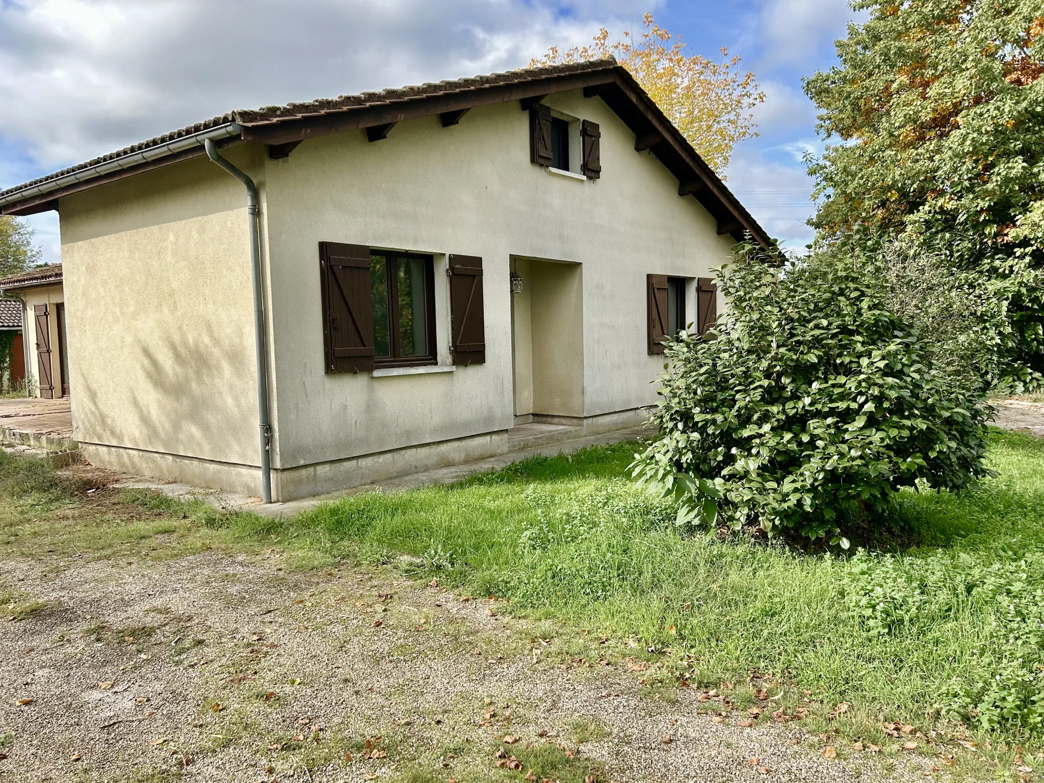 Maison à rénover de 130 m² avec grand terrain à Saint Denis de Pile 
