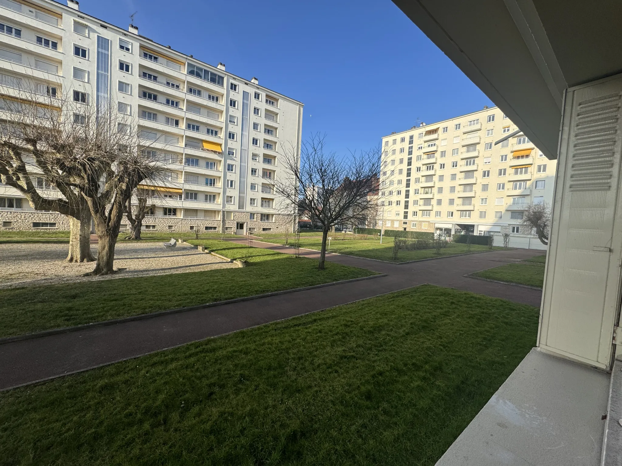 Appartement rénové à Troyes - 56m², 2 chambres, cave et box, proximité mairie