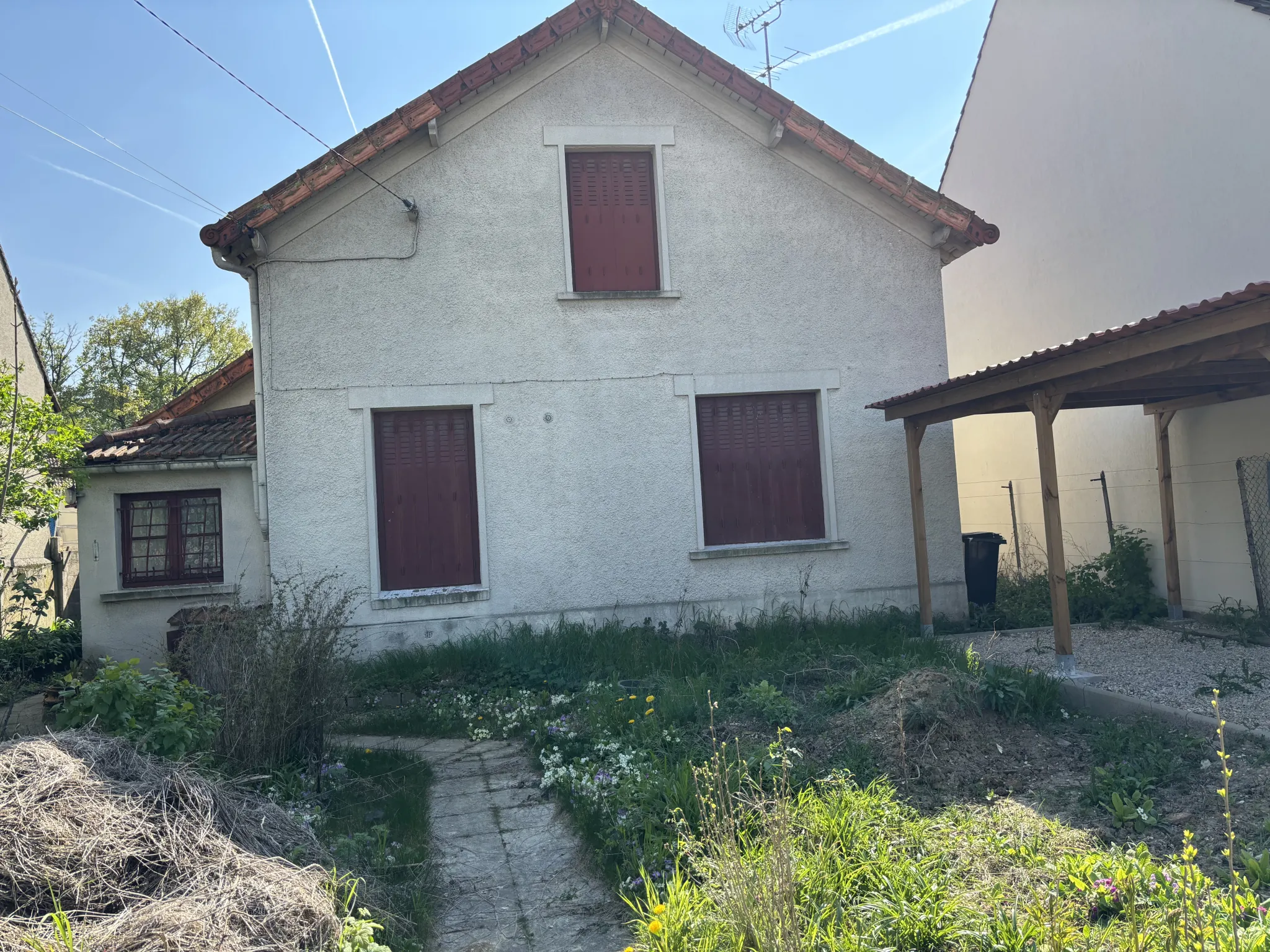 Maison à rénover de 90 m² à Sainte-Geneviève-des-Bois avec jardin et stationnement