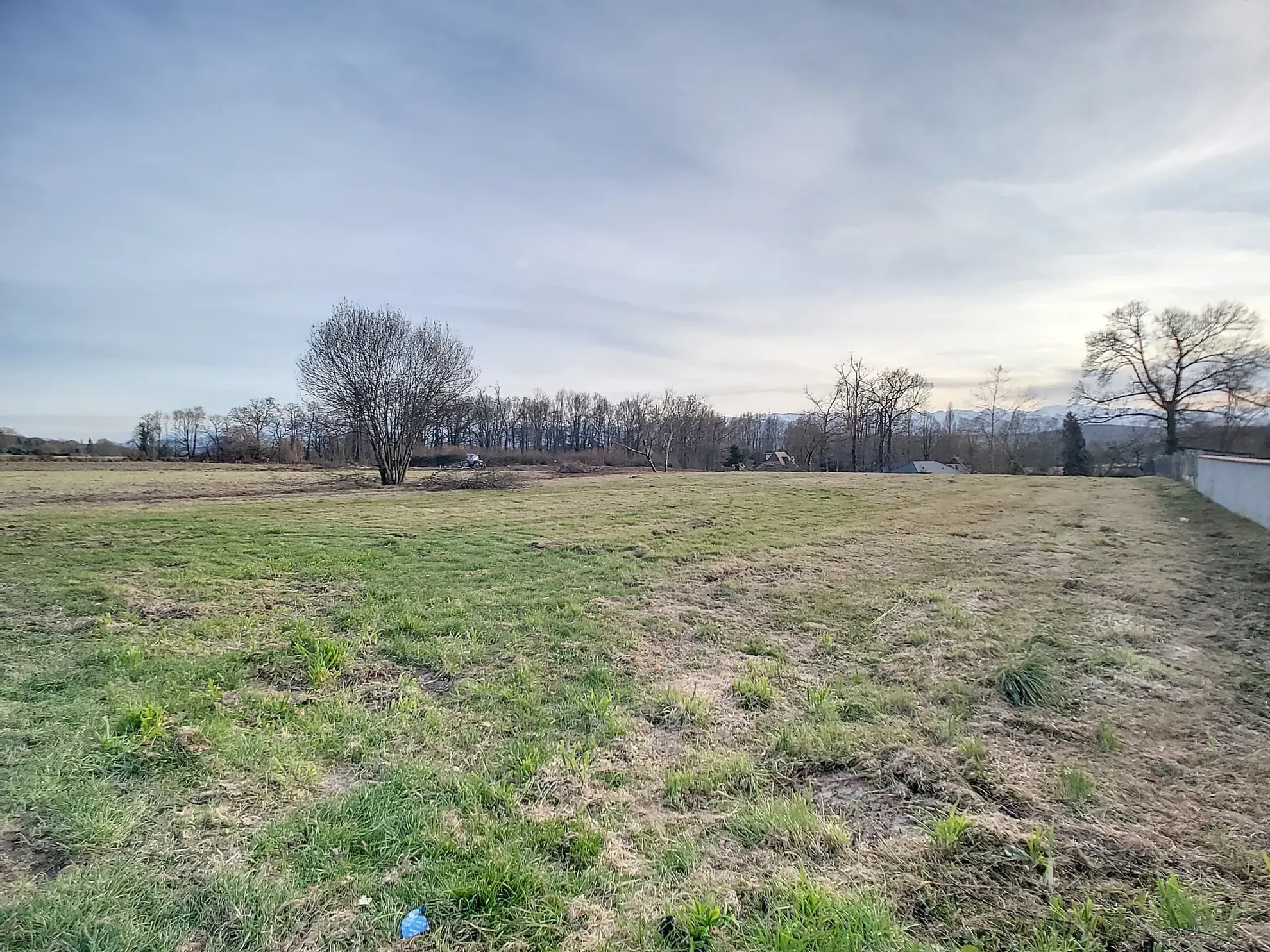 Terrain constructible avec vue sur les Pyrénées à Soumoulou (1520 m²)