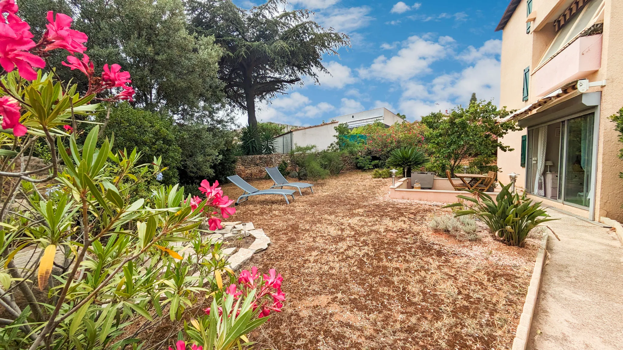 Appartement 2 pièces en rez-de-jardin avec piscine à Bandol 