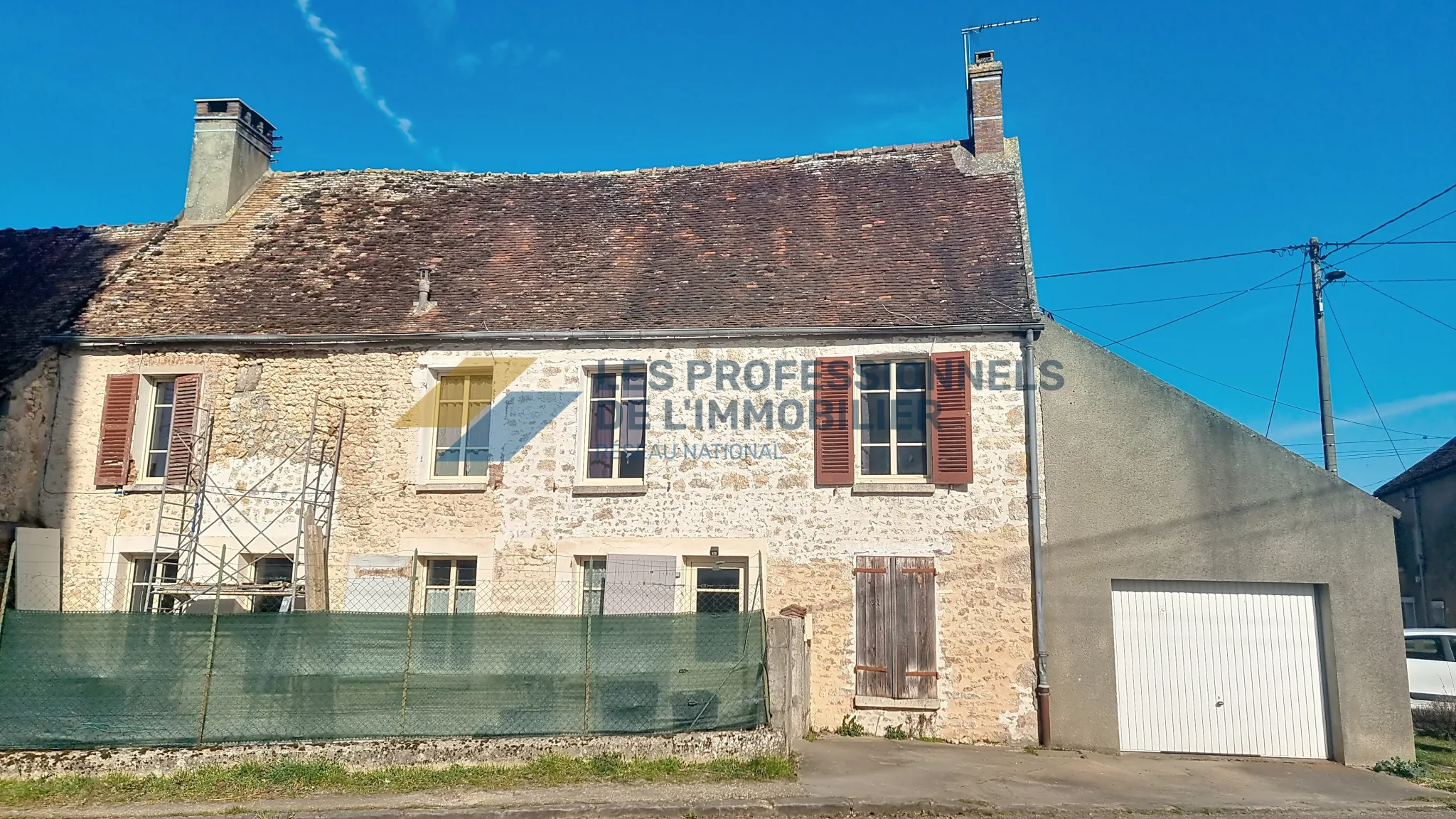 Maison de village avec 4 chambres à Bransles, proche RER Souppes-sur-Loing, à fort potentiel