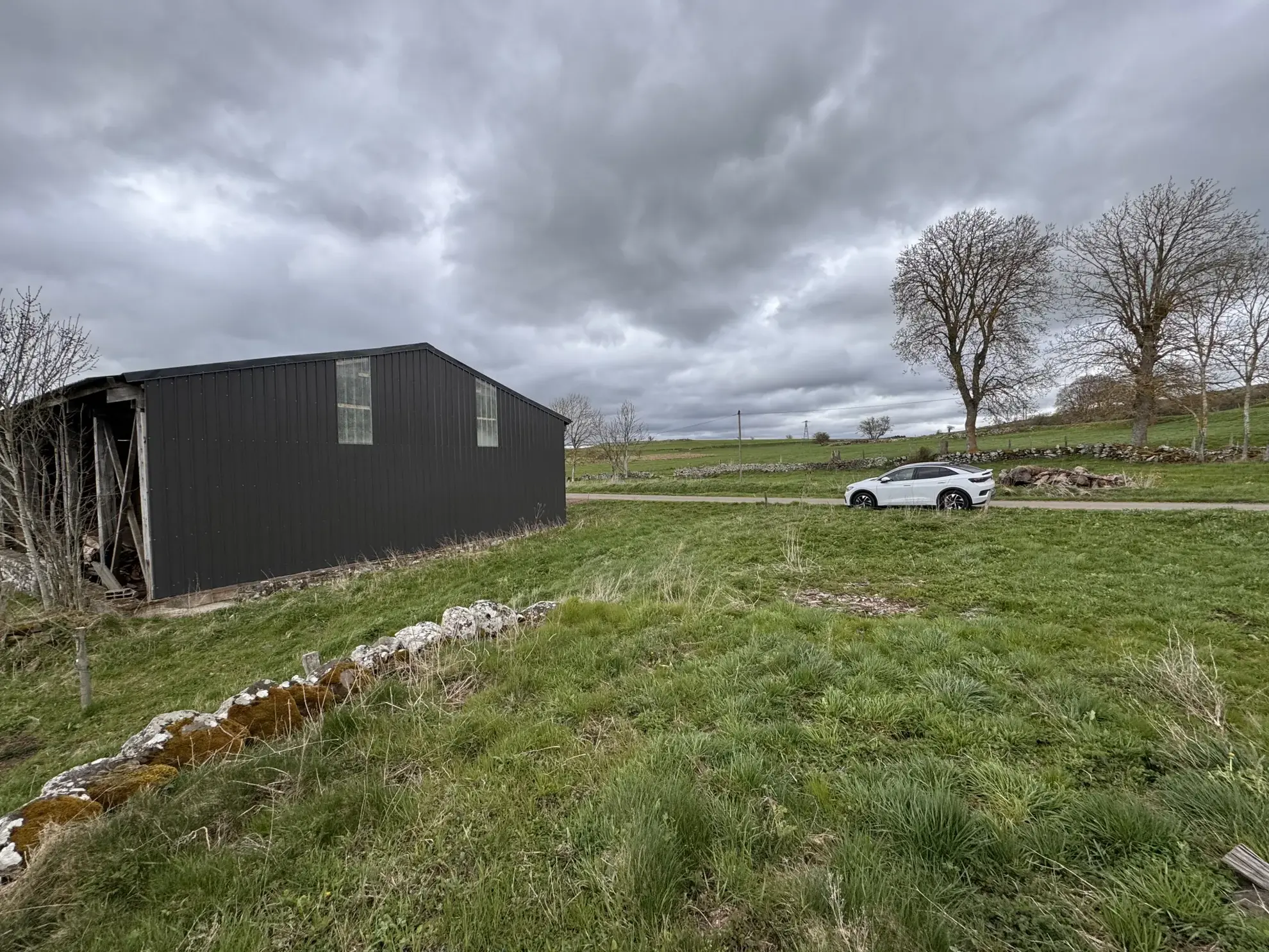 Grange à rénover sur 800 m² à Joursac dans le Cantal - Opportunité immobilière 