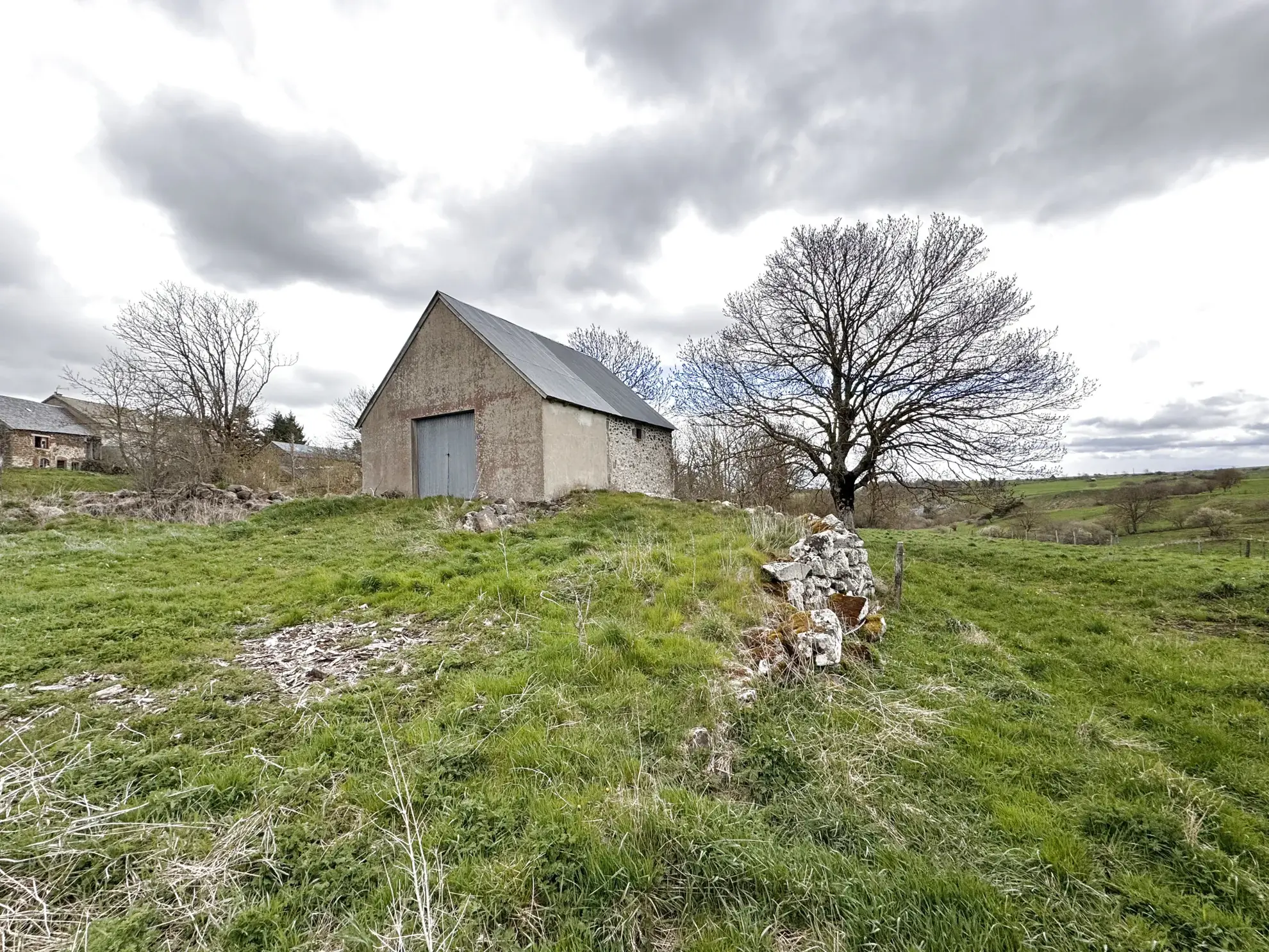 Grange à rénover sur 800 m² à Joursac dans le Cantal - Opportunité immobilière 