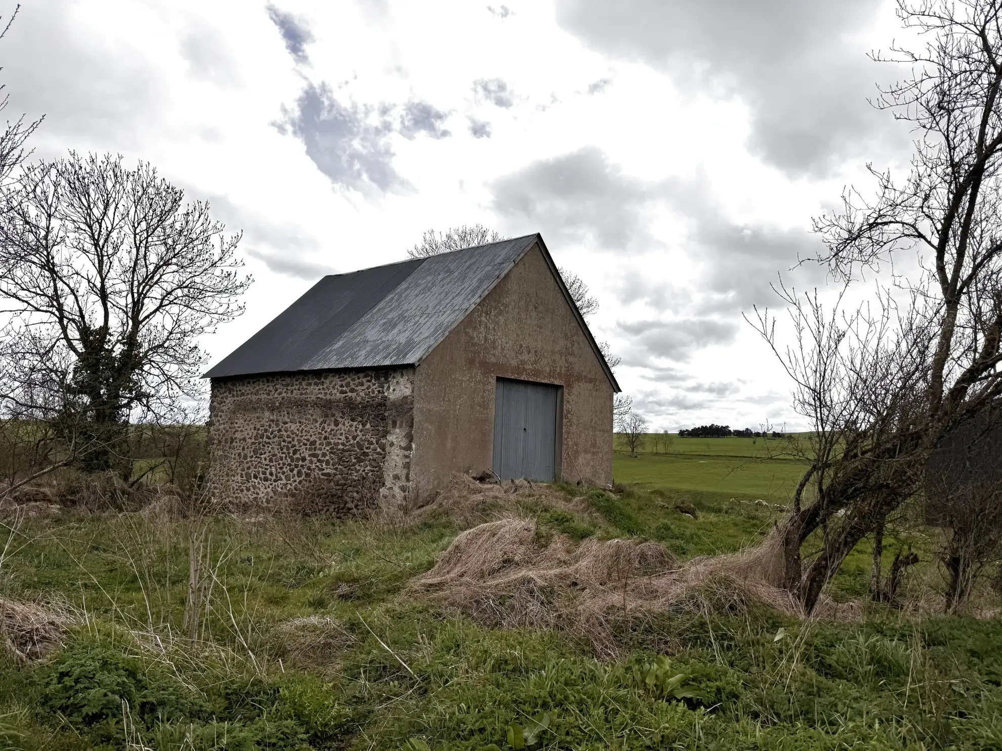 Grange à rénover sur 800 m² à Joursac dans le Cantal - Opportunité immobilière 