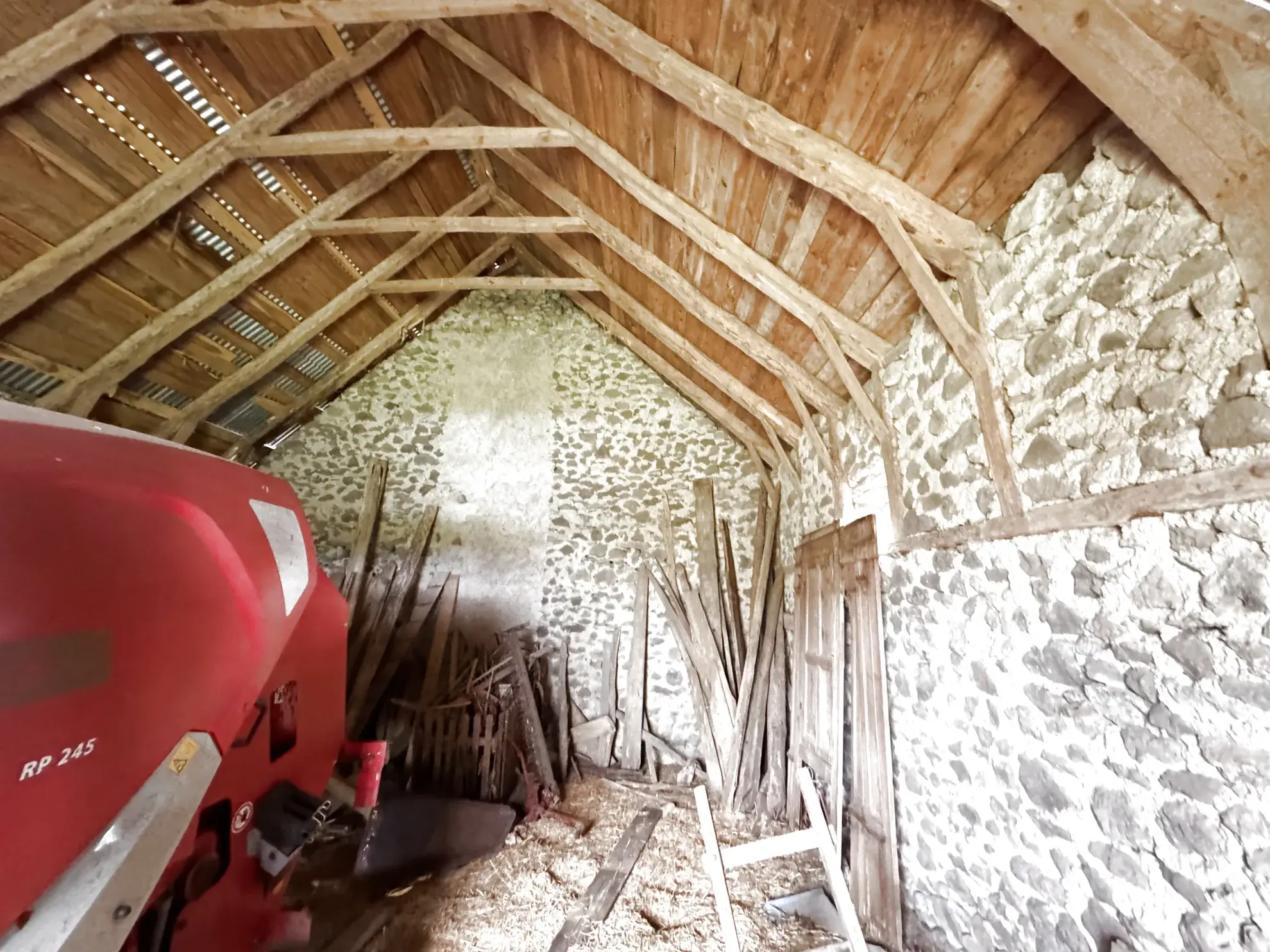 Grange à rénover sur 800 m² à Joursac dans le Cantal - Opportunité immobilière 