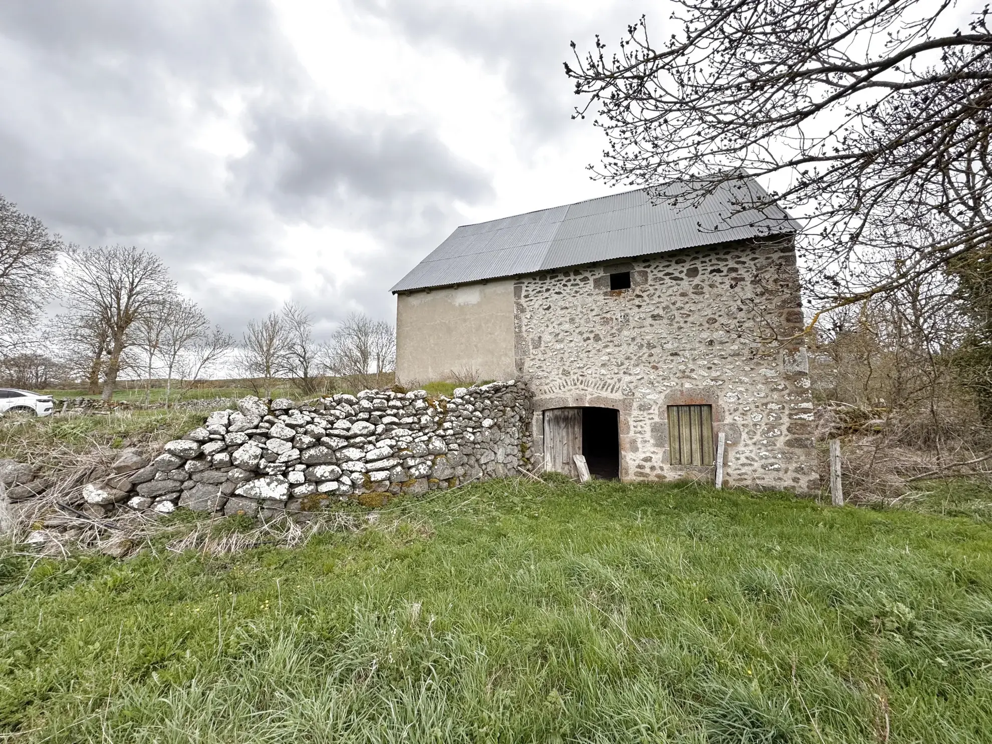 Grange à rénover sur 800 m² à Joursac dans le Cantal - Opportunité immobilière 