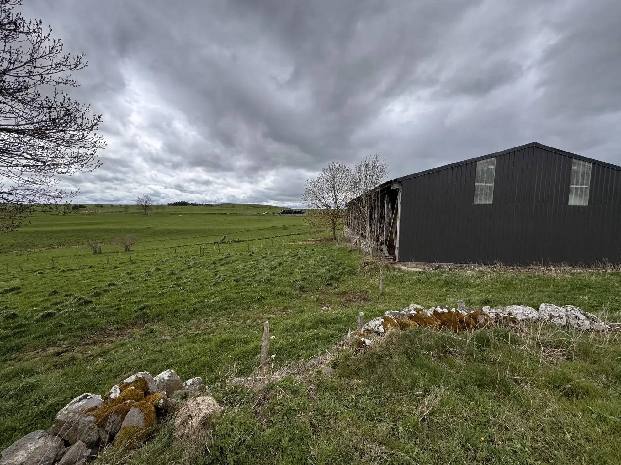 Grange à rénover sur 800 m² à Joursac dans le Cantal - Opportunité immobilière 