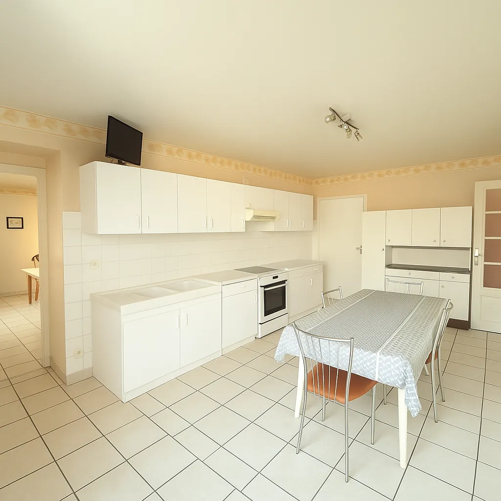 Maison avec hangar et garages à Saint-Étienne secteur Terres Noires 