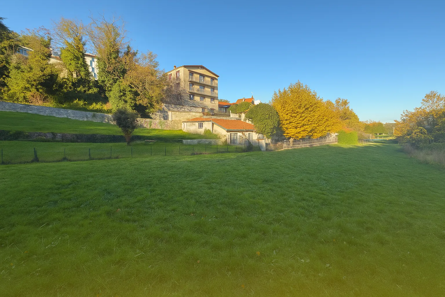 Maison avec hangar et garages à Saint-Étienne secteur Terres Noires 