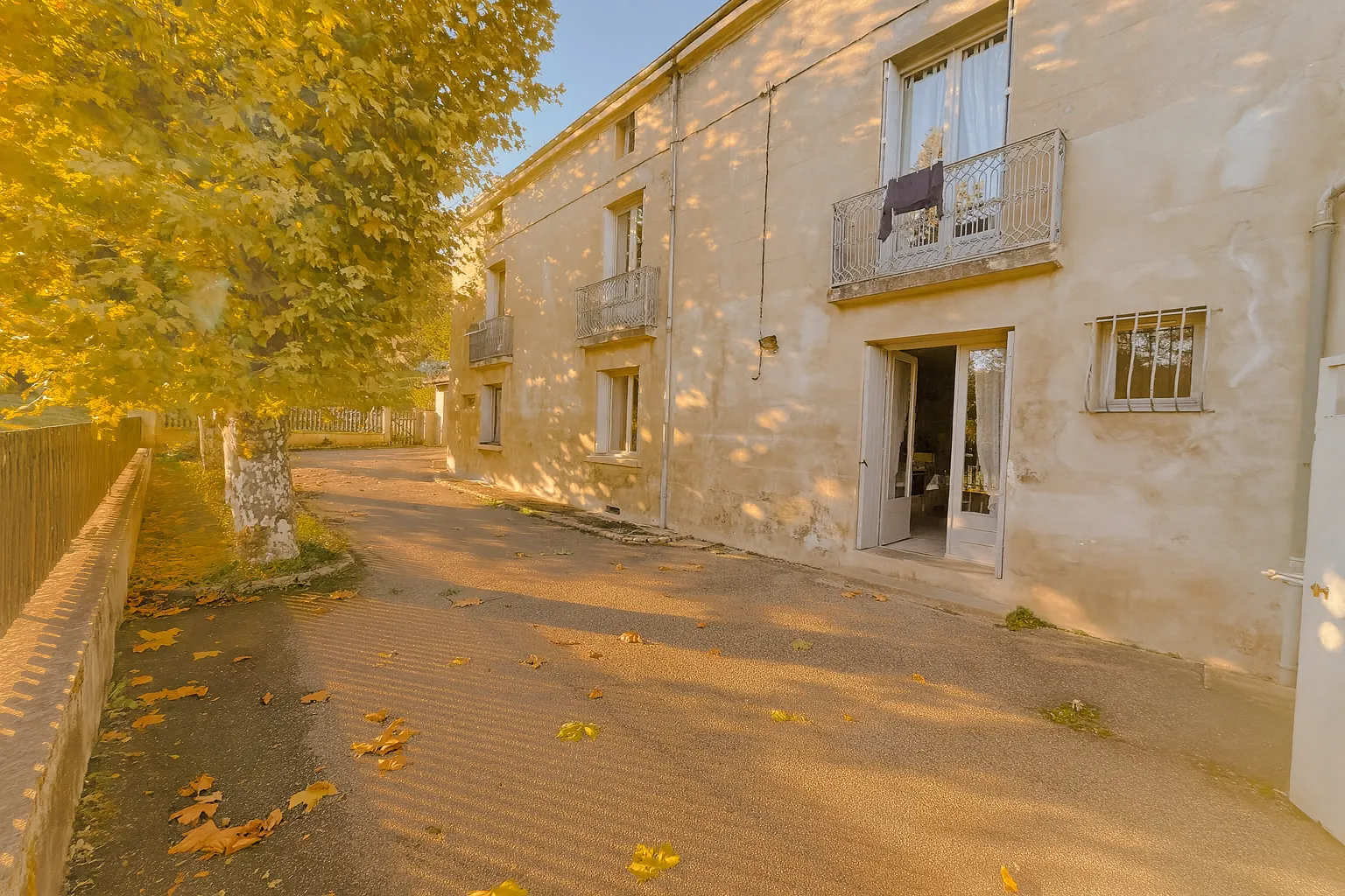 Maison avec hangar et garages à Saint-Étienne secteur Terres Noires 