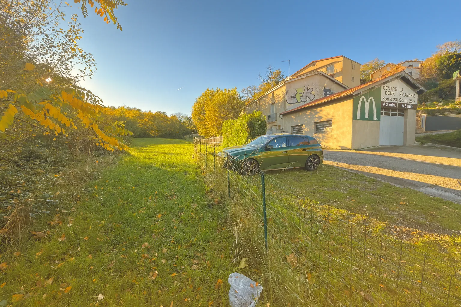 Maison avec hangar et garages à Saint-Étienne secteur Terres Noires 