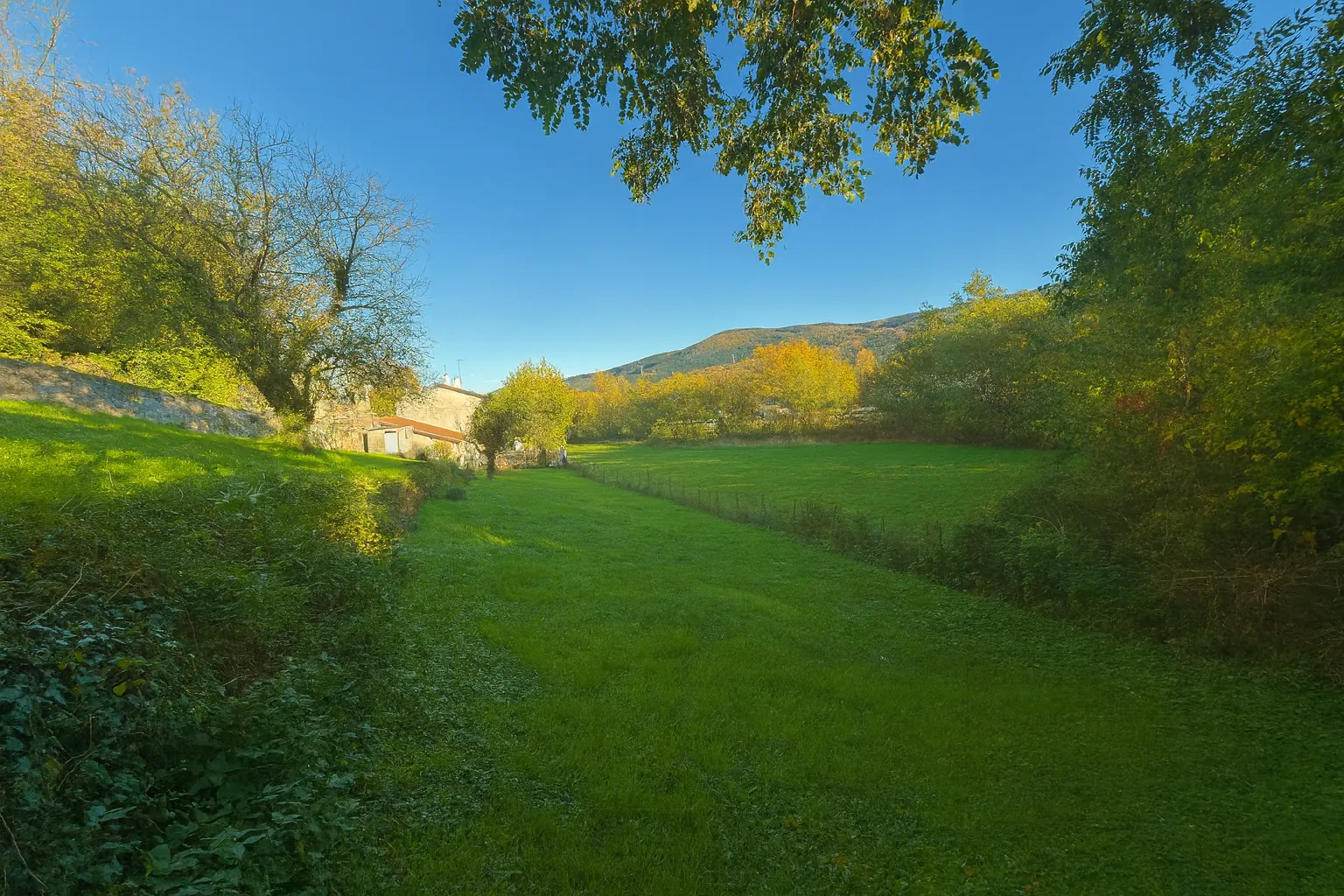 Maison avec hangar et garages à Saint-Étienne secteur Terres Noires 