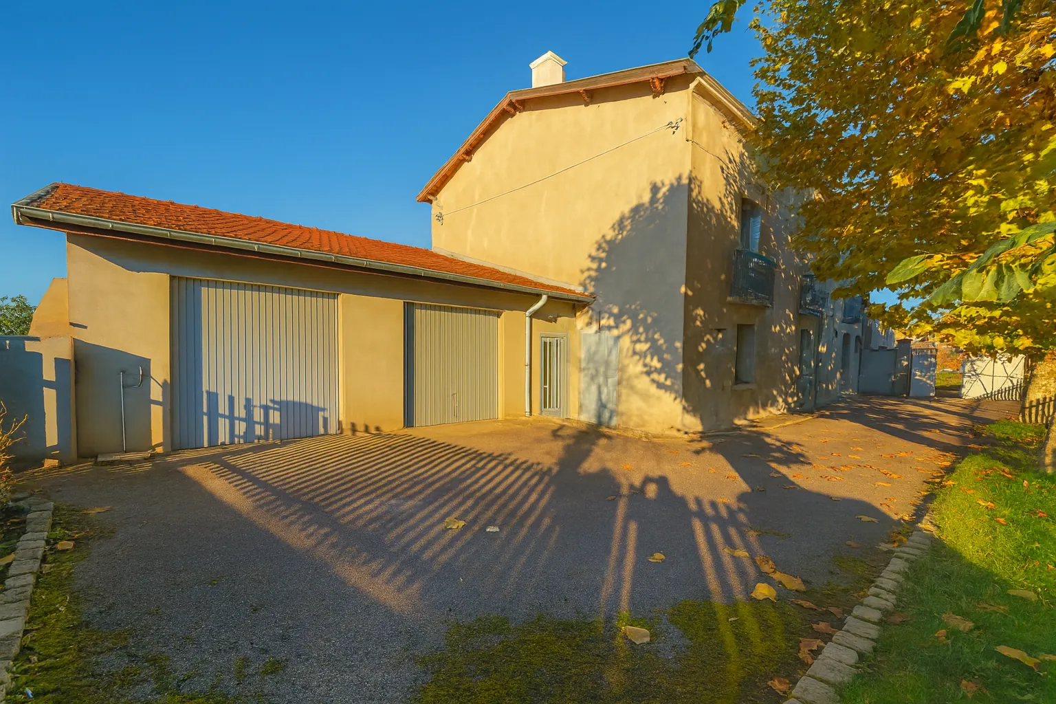 Maison avec hangar et garages à Saint-Étienne secteur Terres Noires 