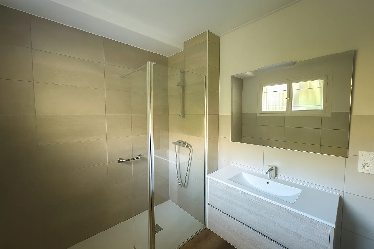 Maison avec hangar et garages à Saint-Étienne secteur Terres Noires 