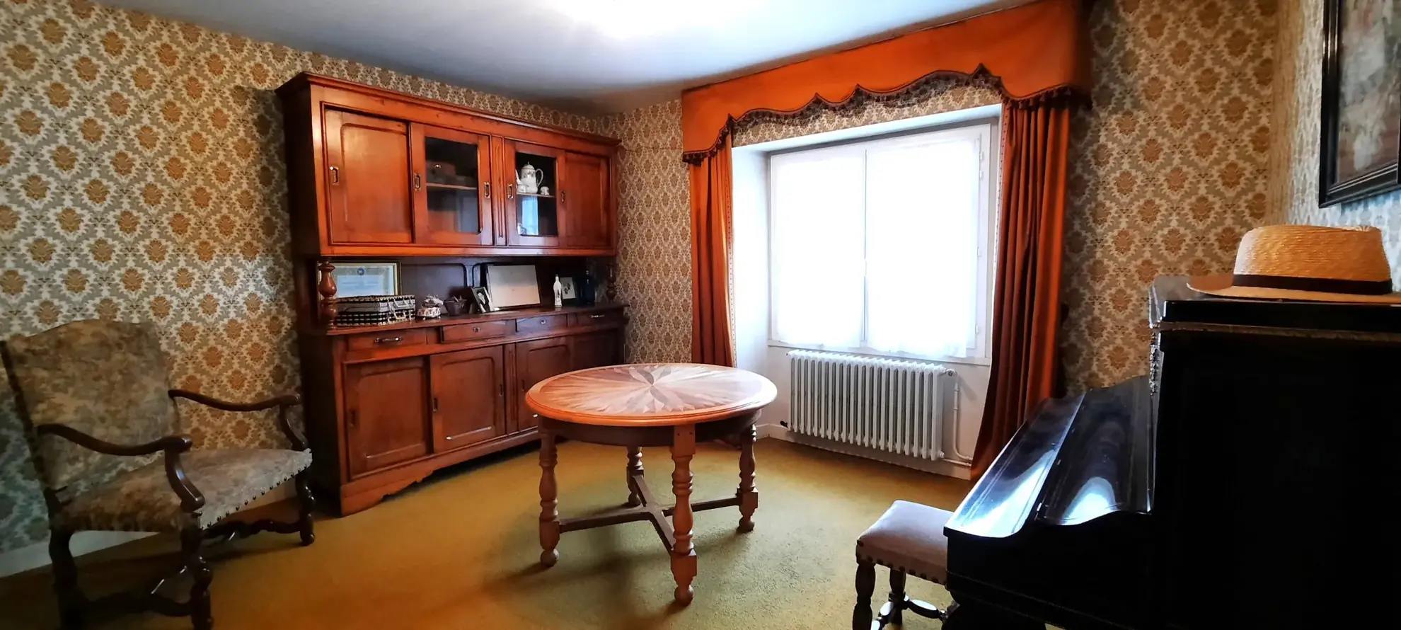 Maison traditionnelle en pierre de 220 m² avec grand garage à Montsalvy 