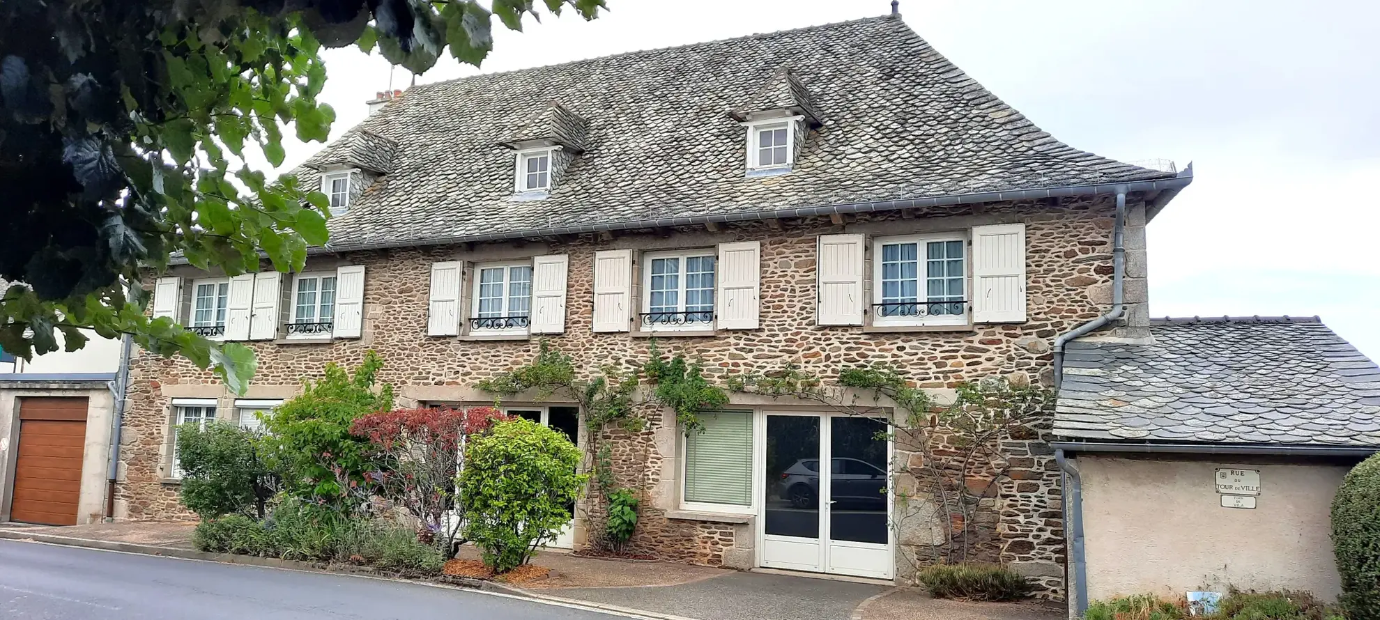 Maison traditionnelle en pierre de 220 m² avec grand garage à Montsalvy