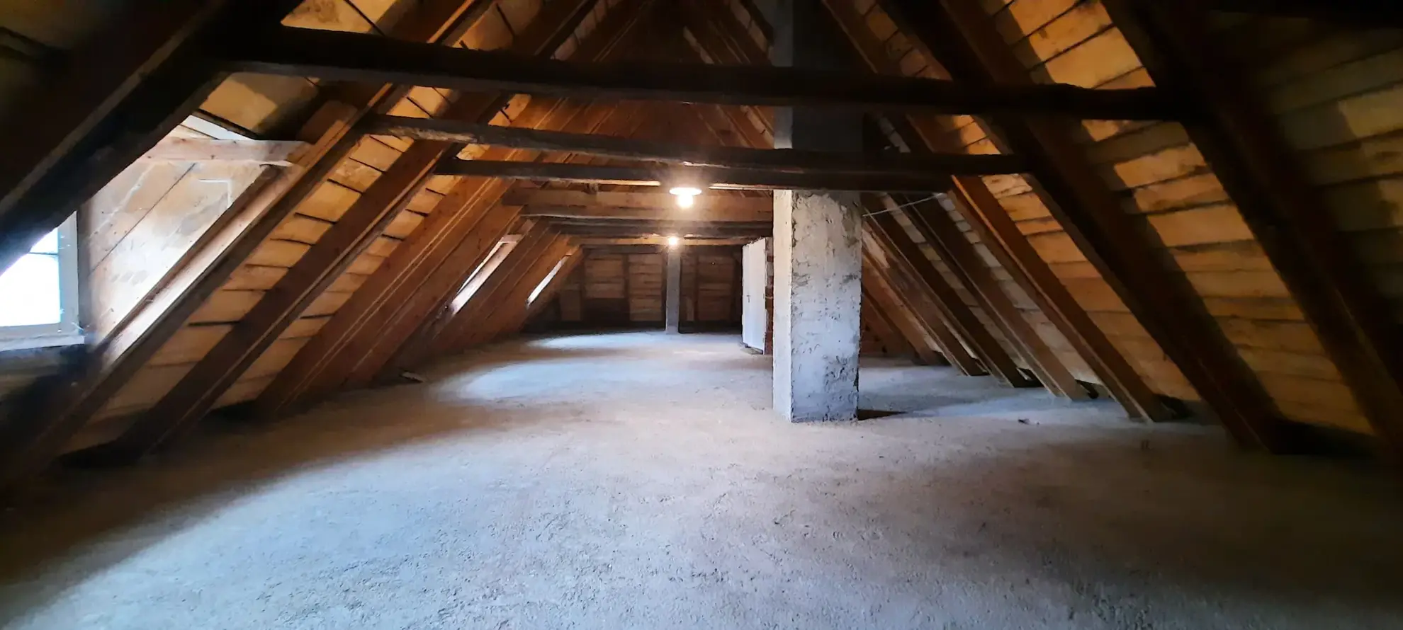 Maison traditionnelle en pierre de 220 m² avec grand garage à Montsalvy 