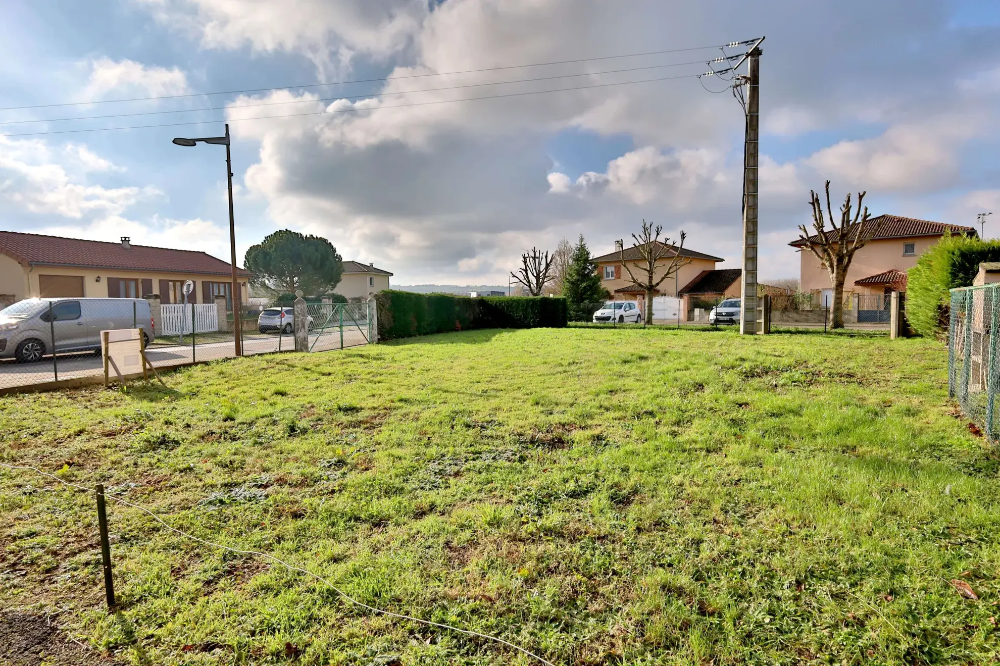 Terrain constructible plat de 409 m² à Luzinay - Emplacement idéal 