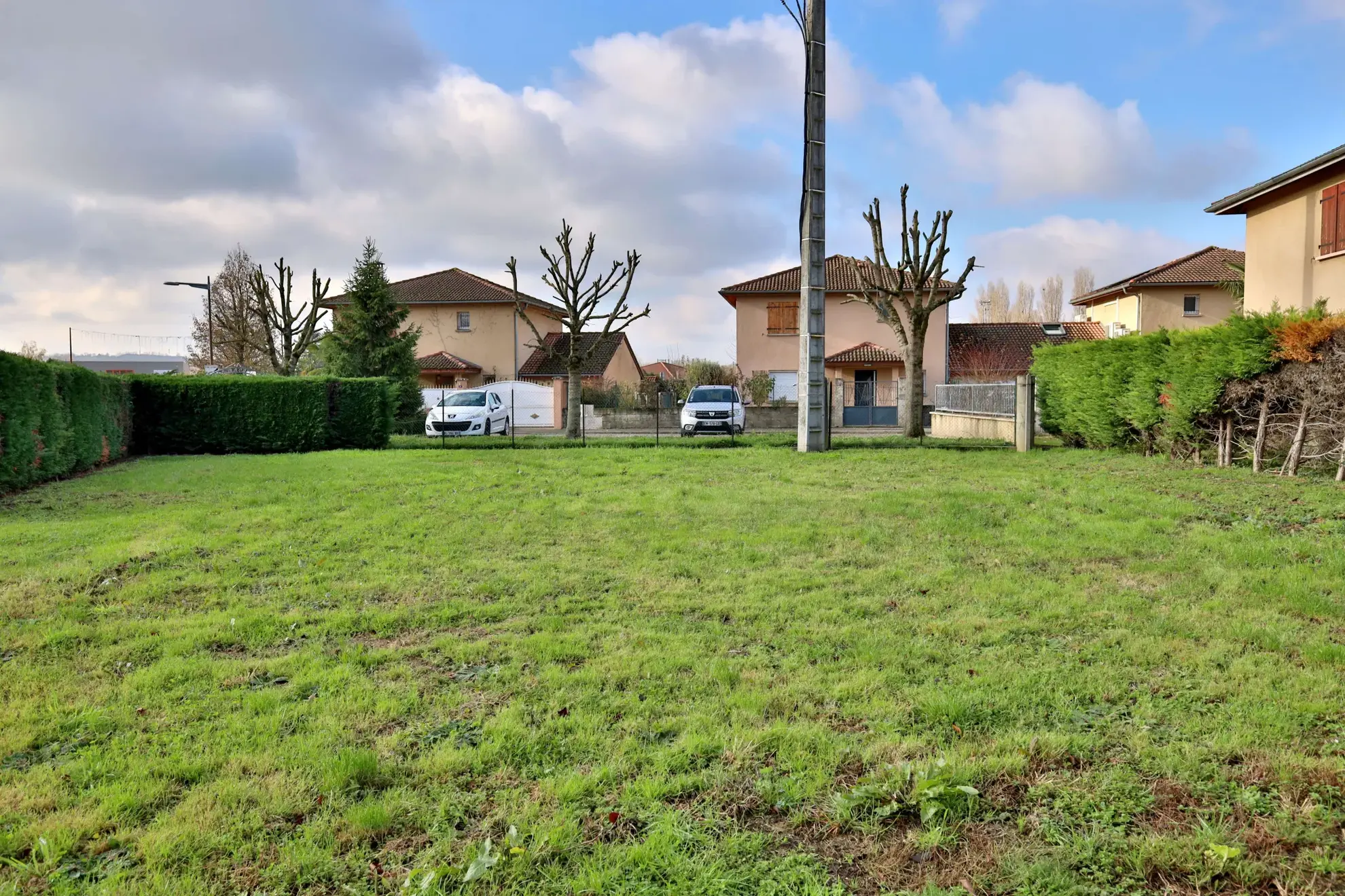 Terrain constructible plat de 409 m² à Luzinay - Emplacement idéal 
