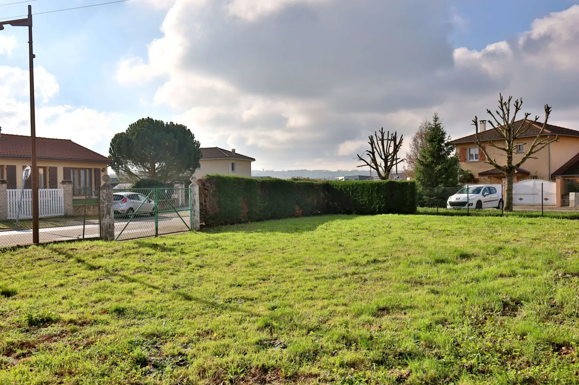 Terrain constructible plat de 409 m² à Luzinay - Emplacement idéal 