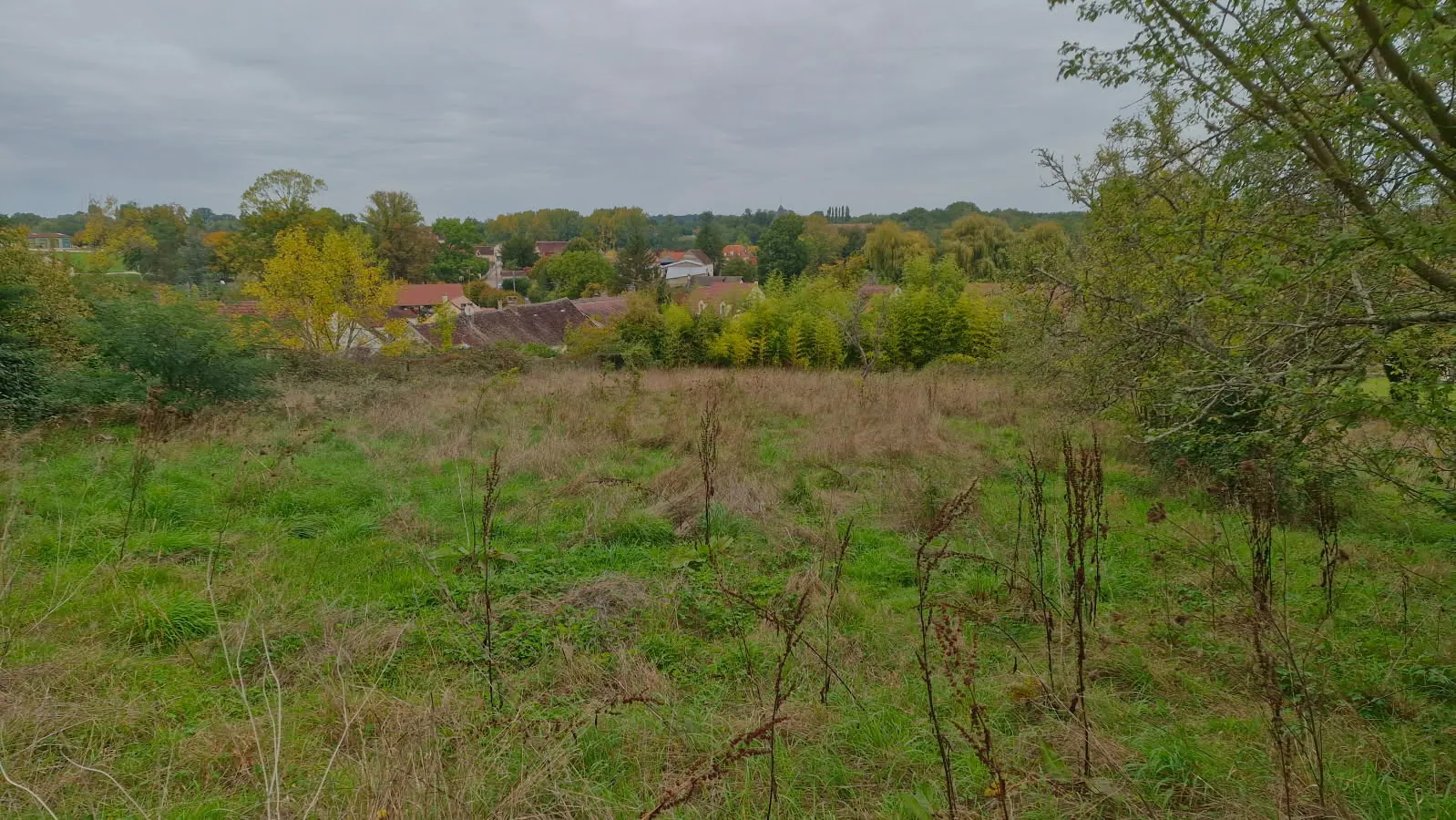 Terrain à bâtir de 4055 m² à Charbuy dans l'Yonne