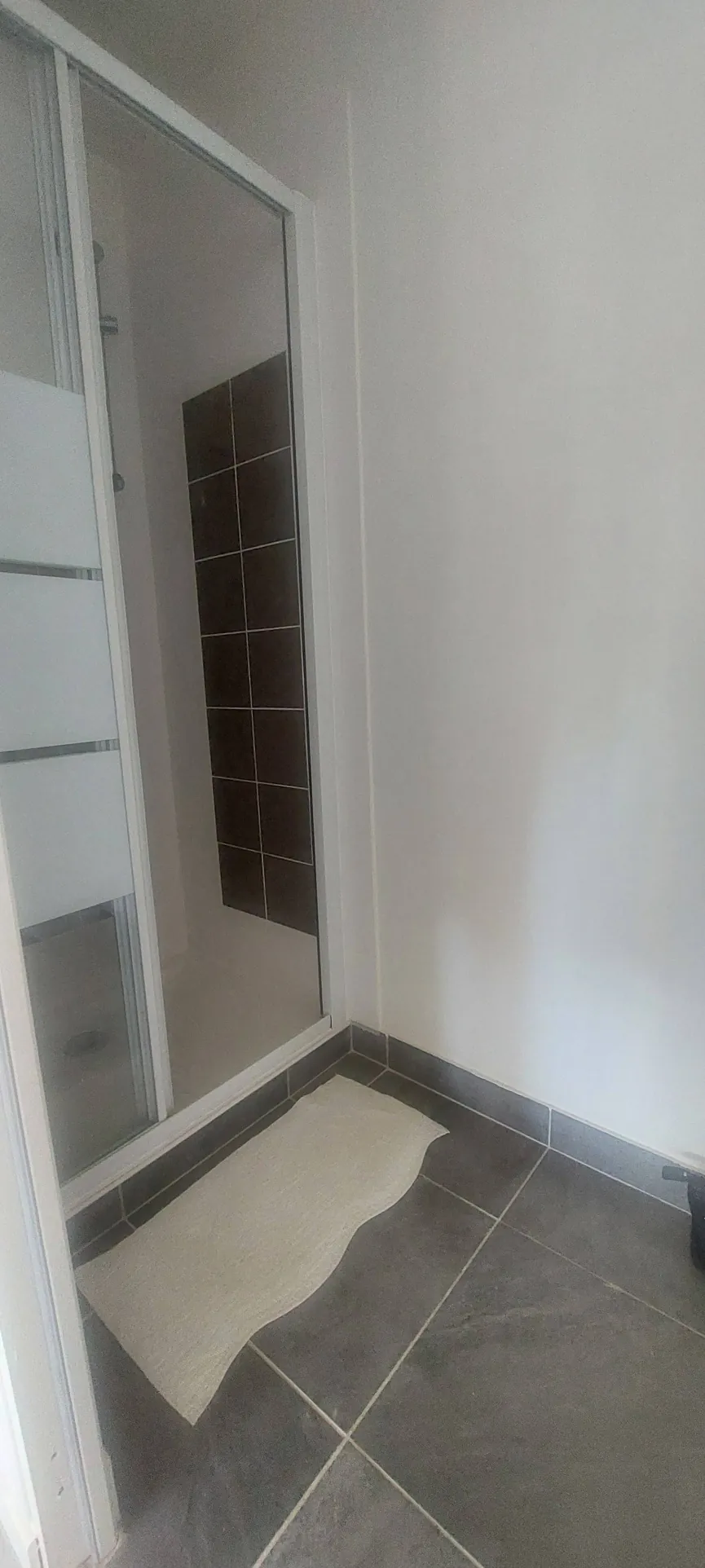 Maison familiale avec 4 chambres à Migennes, terrain clos, proche commodités 