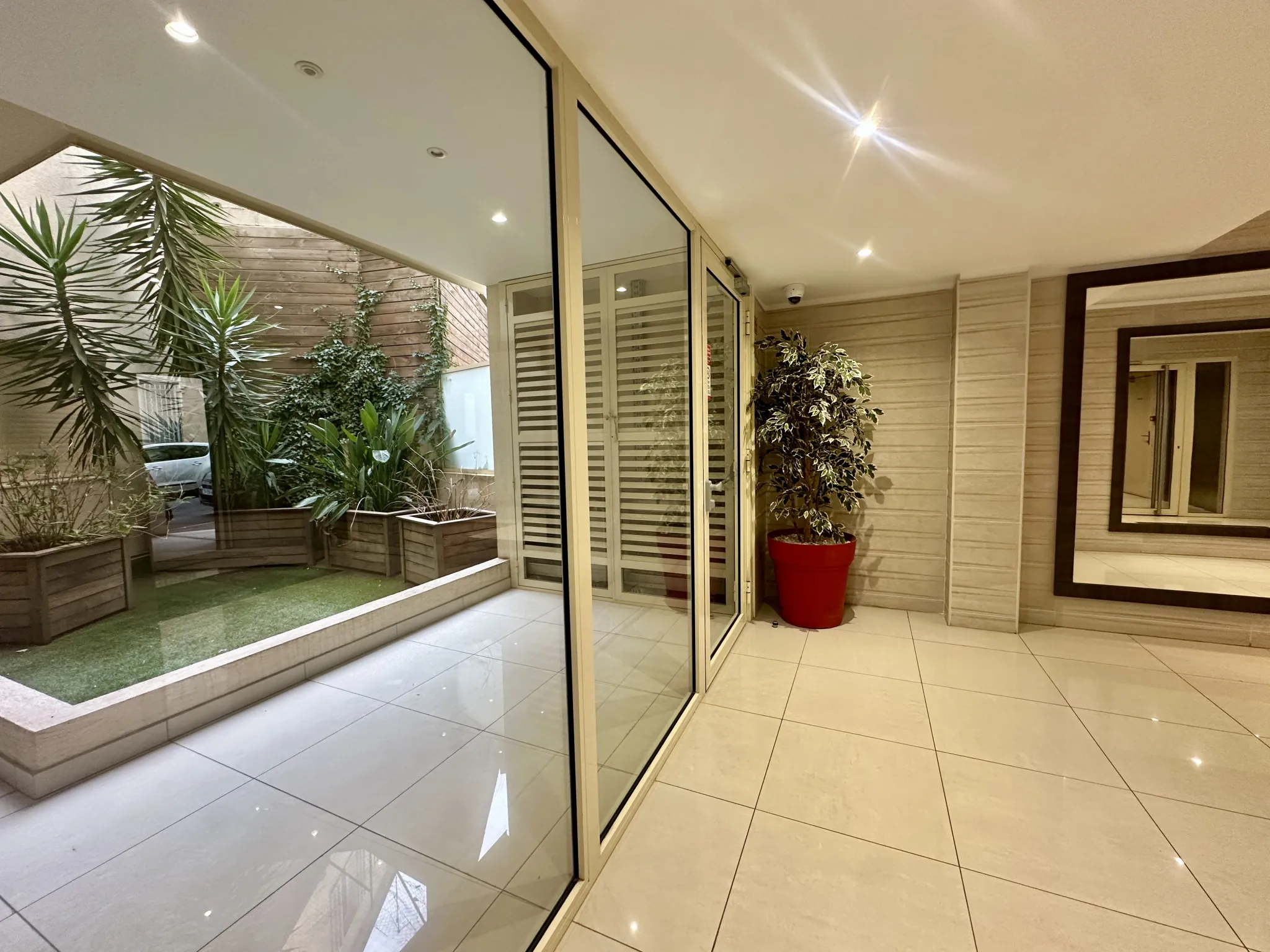 Appartement 2 pièces de 40 m² à Cannes avec terrasse et finitions modernes 