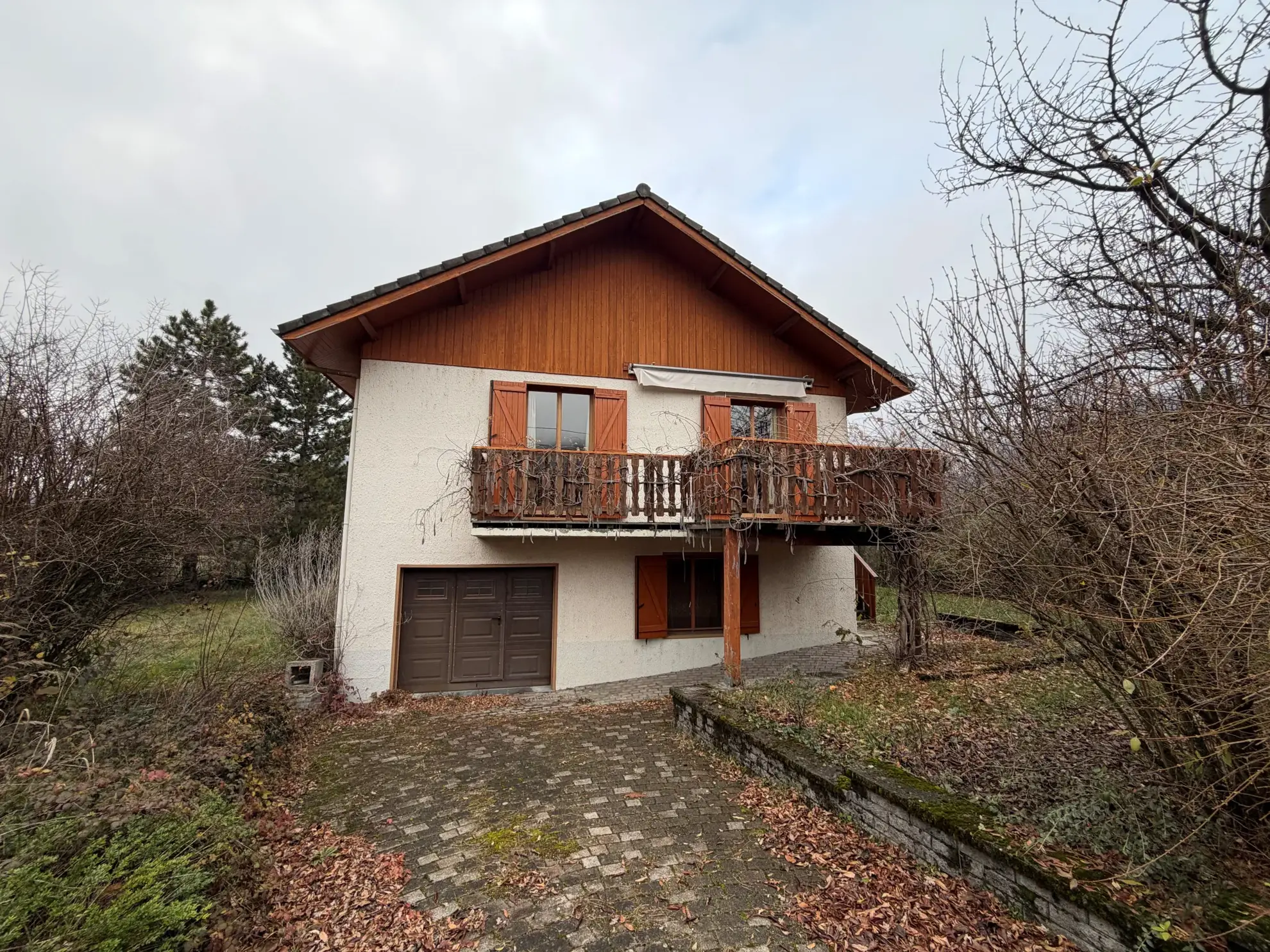 Maison individuelle à rénover avec garage et terrasse à Saint-Étienne-de-Cuines 