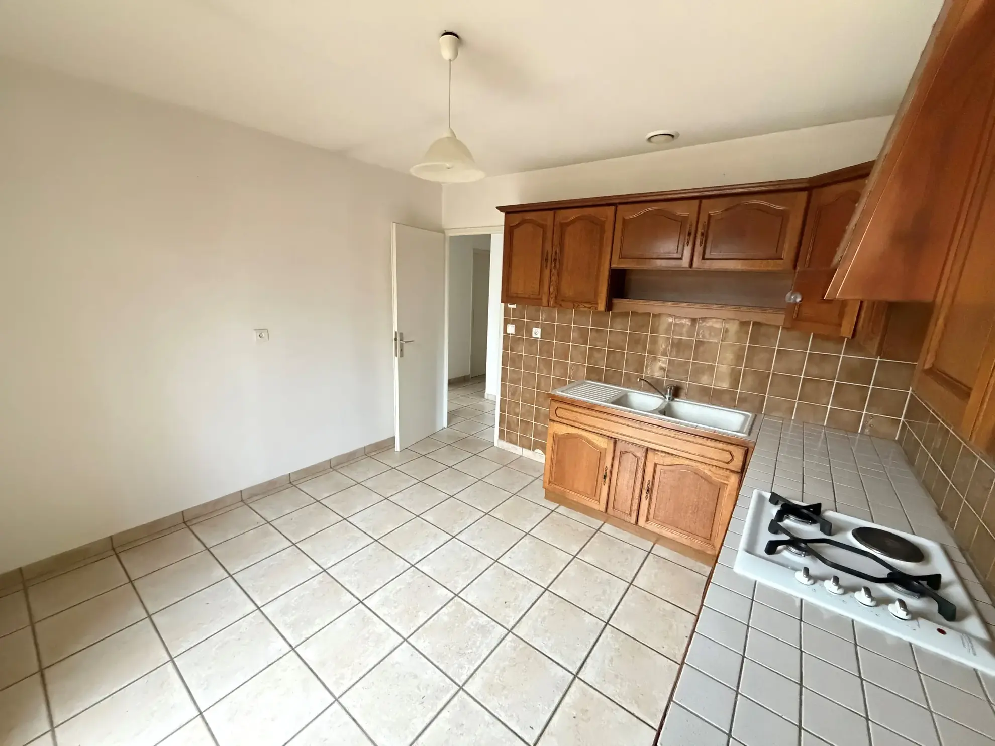 Maison individuelle à rénover avec garage et terrasse à Saint-Étienne-de-Cuines 