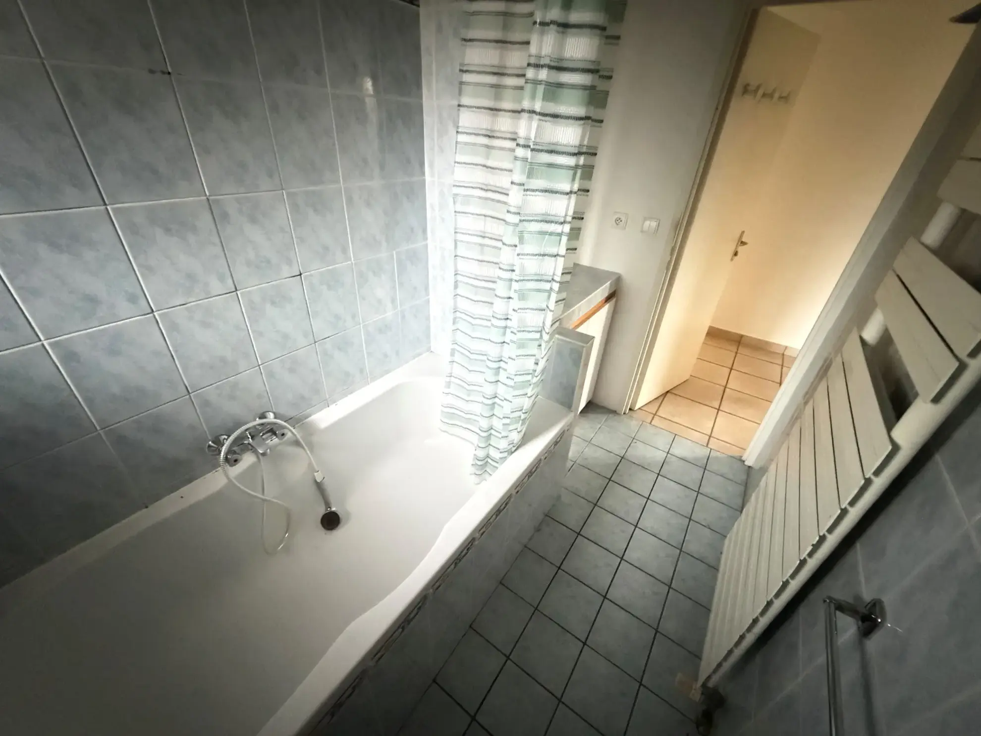 Maison individuelle à rénover avec garage et terrasse à Saint-Étienne-de-Cuines 