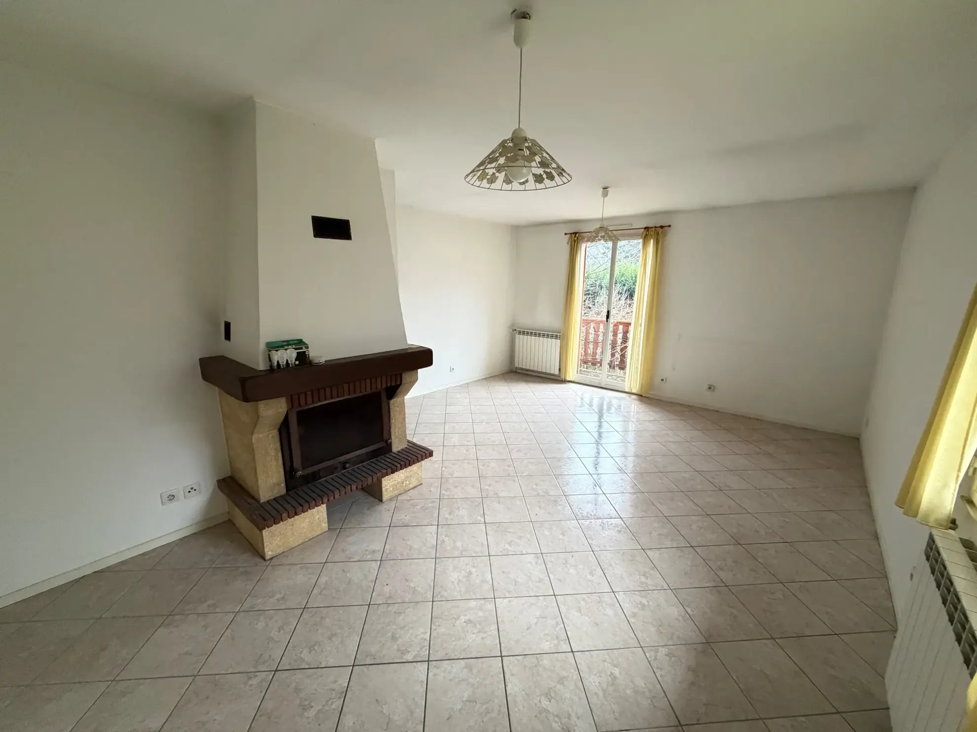 Maison individuelle à rénover avec garage et terrasse à Saint-Étienne-de-Cuines 