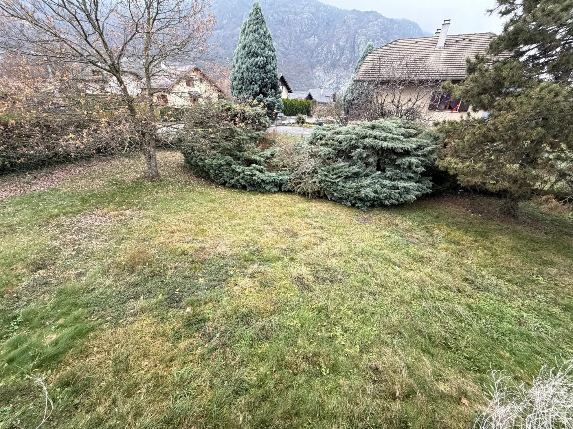 Maison individuelle à rénover avec garage et terrasse à Saint-Étienne-de-Cuines 