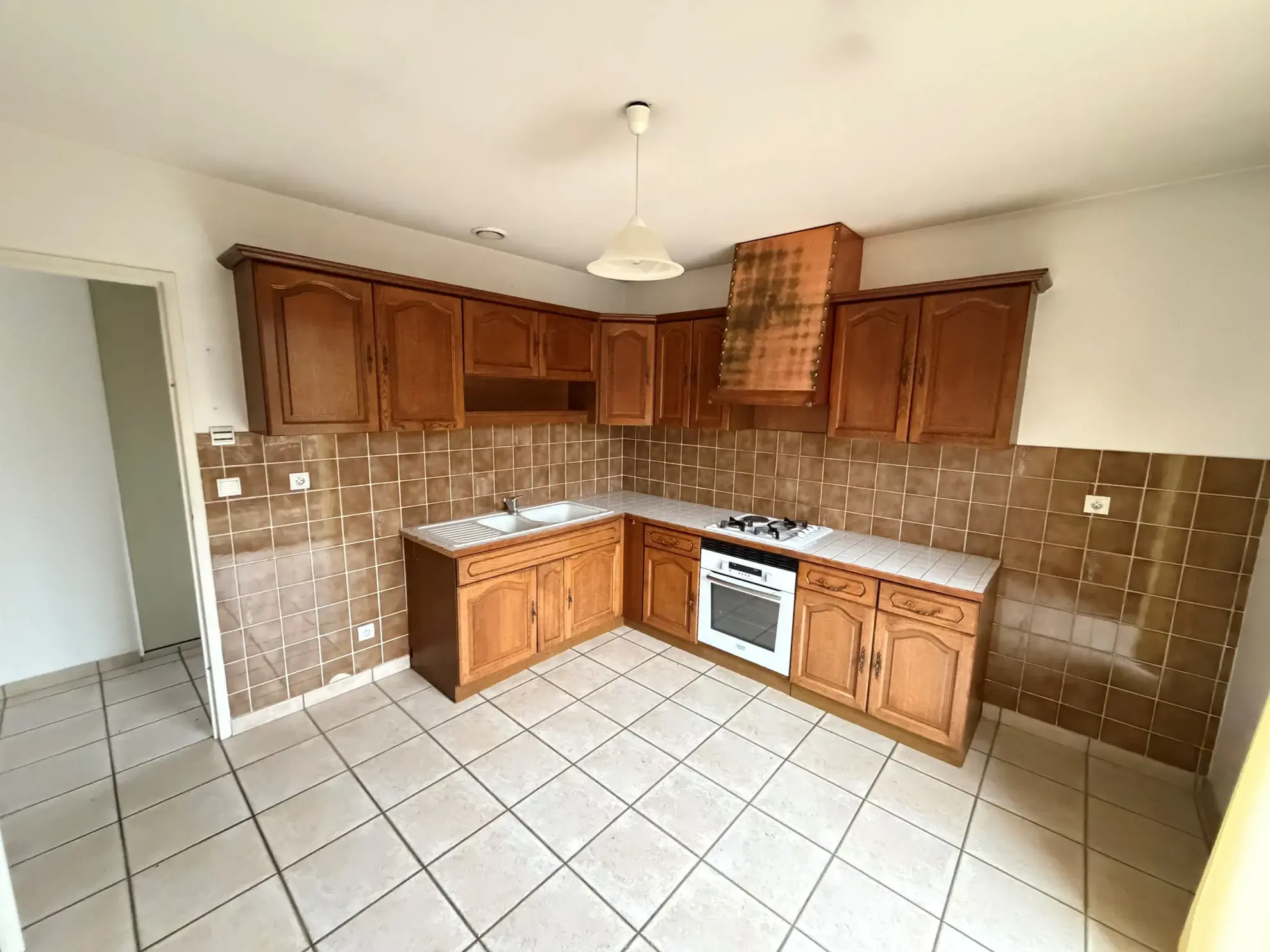 Maison individuelle à rénover avec garage et terrasse à Saint-Étienne-de-Cuines 