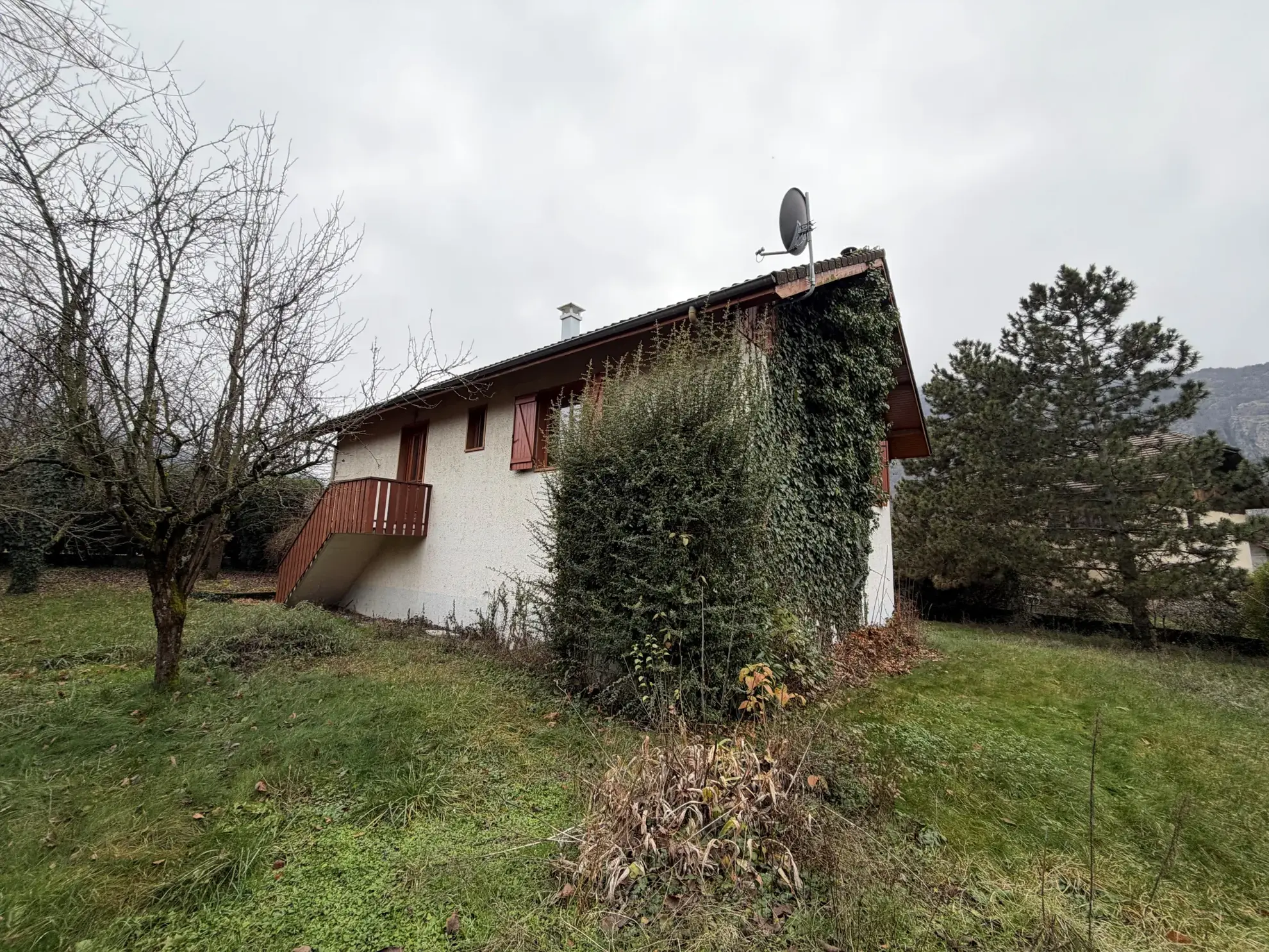 Maison individuelle à rénover avec garage et terrasse à Saint-Étienne-de-Cuines 