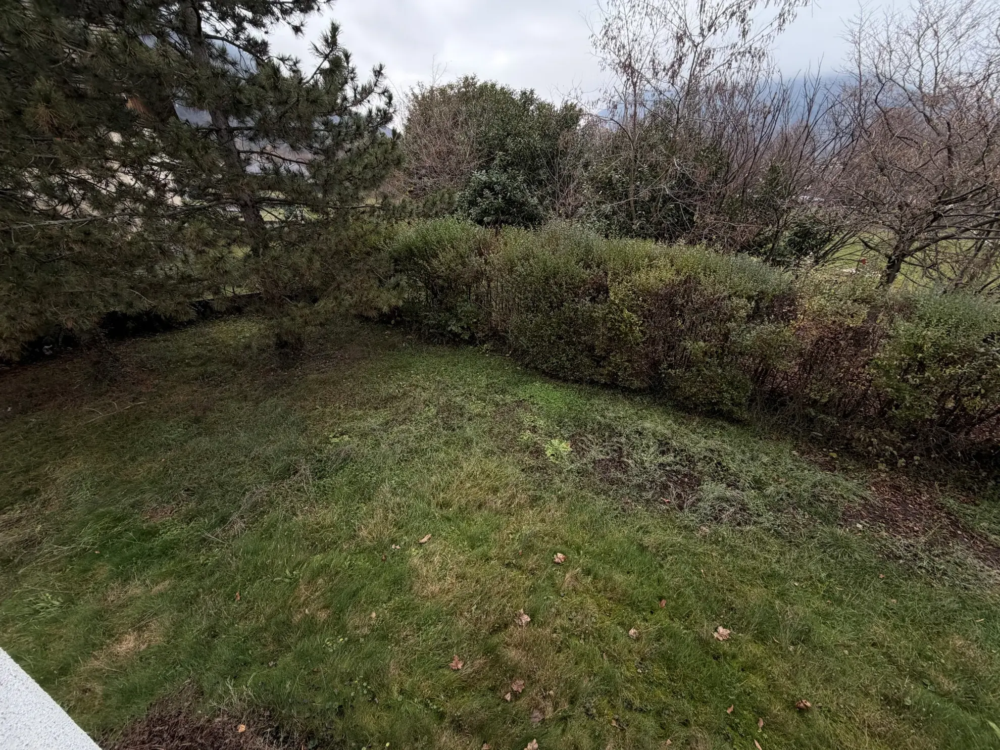 Maison individuelle à rénover avec garage et terrasse à Saint-Étienne-de-Cuines 