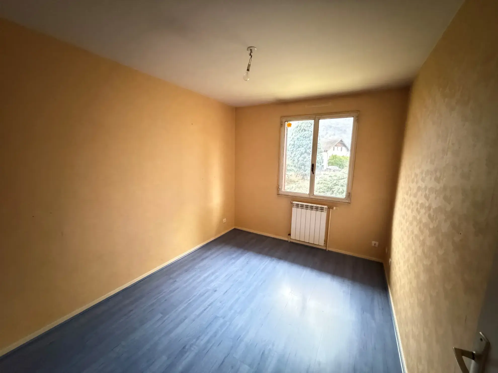 Maison individuelle à rénover avec garage et terrasse à Saint-Étienne-de-Cuines 