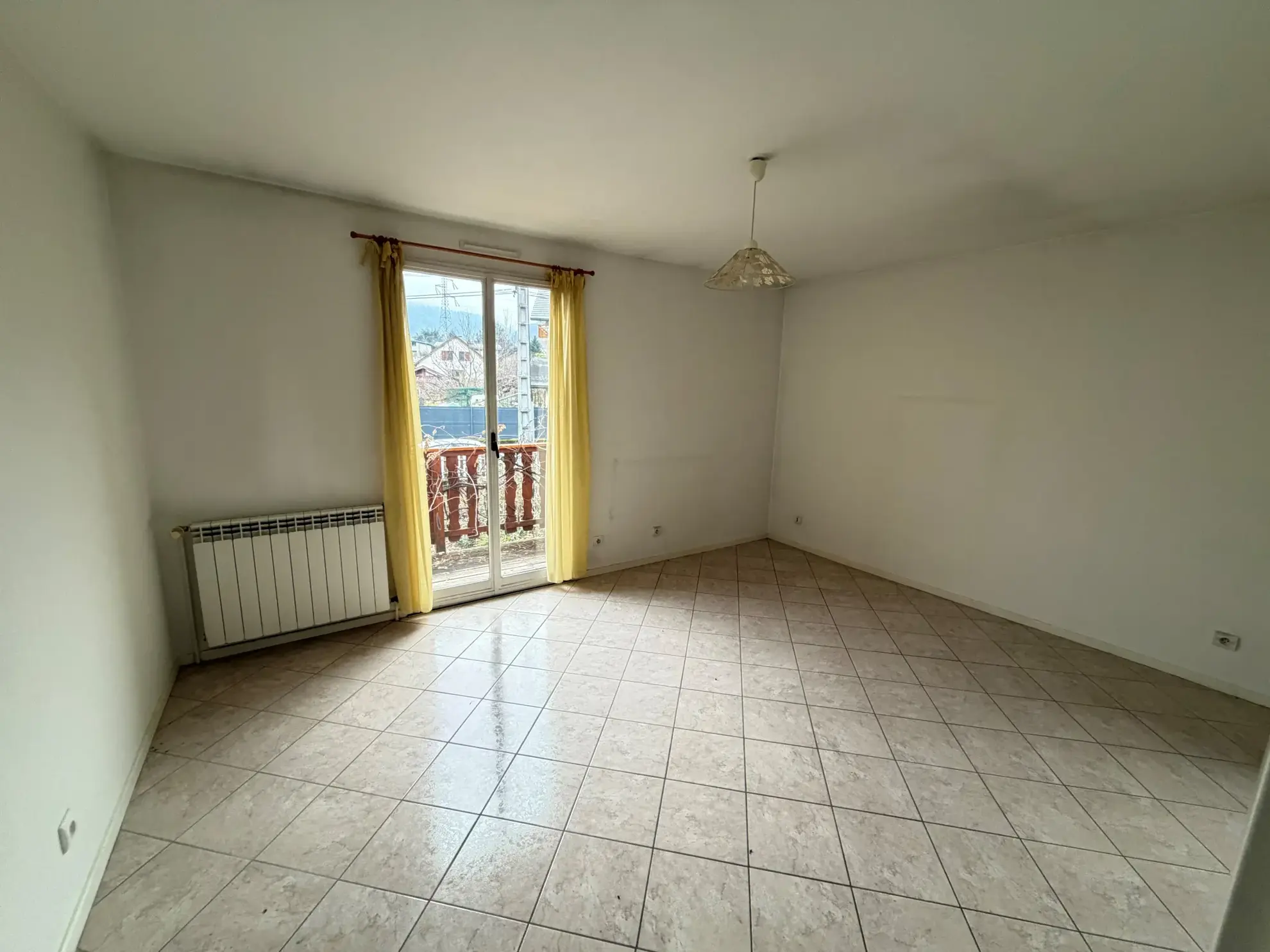 Maison individuelle à rénover avec garage et terrasse à Saint-Étienne-de-Cuines 