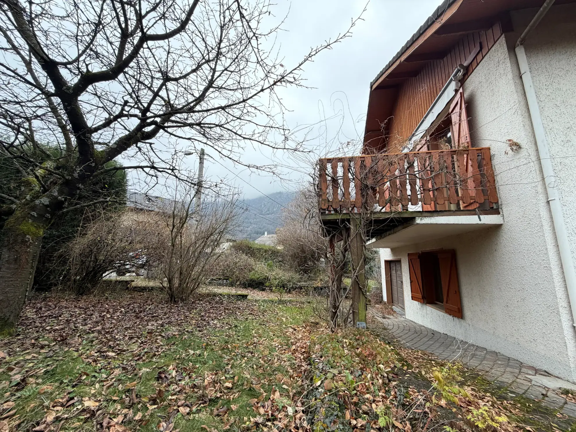 Maison individuelle à rénover avec garage et terrasse à Saint-Étienne-de-Cuines 