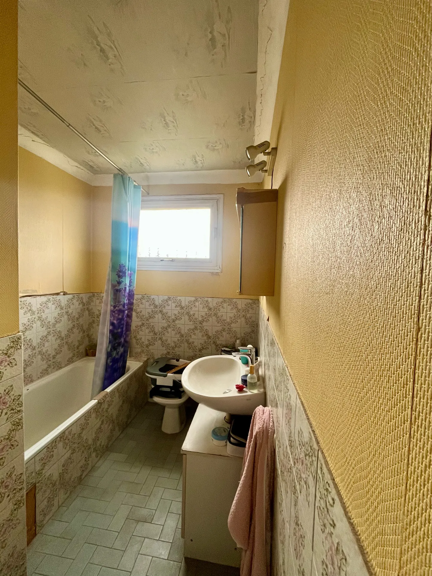 Appartement F4 à rénover avec terrasse à Vidauban - Dernier étage 