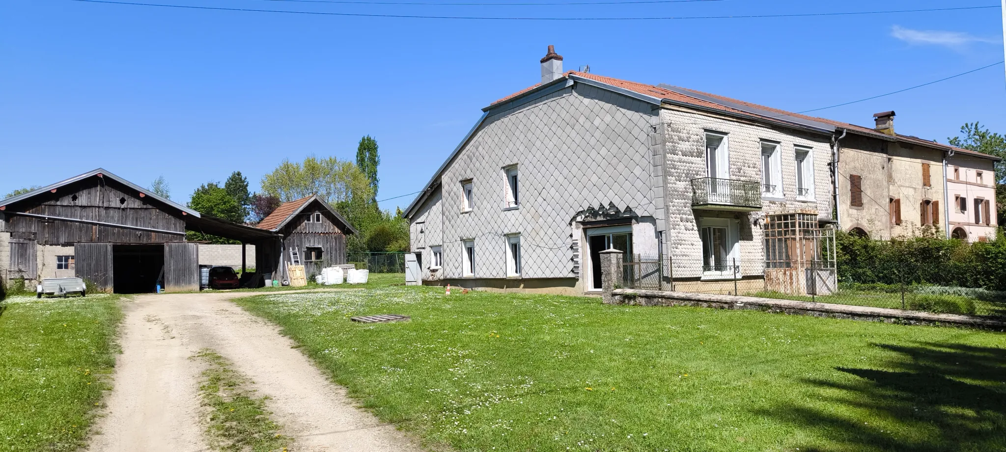 Maison à rénover avec hangar, chalet et terrain à Girecourt-sur-Durbion