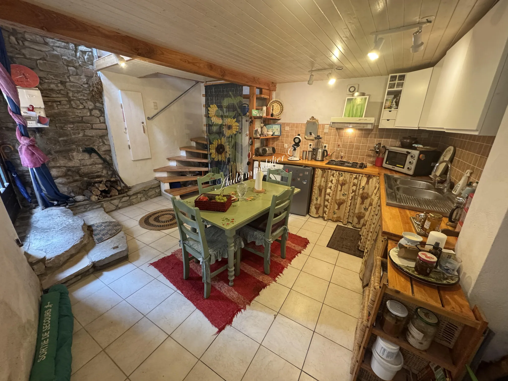 Belle maison de village en pierres à Limoux avec vue et fibre optique 