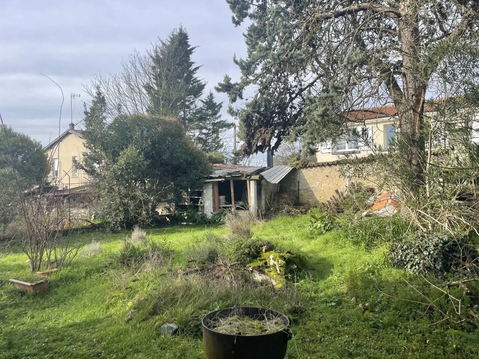 Spacieuse maison avec terrasses, terrain, et potentiel d’aménagement à Puy-l’Évêque 