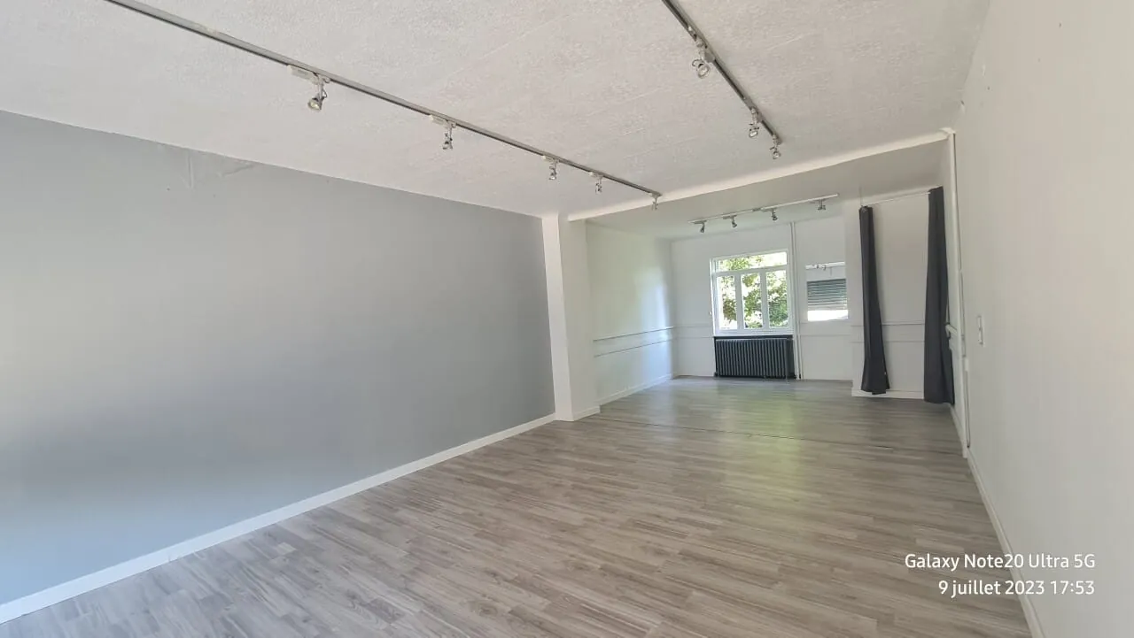 Immeuble professionnel de 200 m² à Épinouze - Idéal pour commerce ou santé 