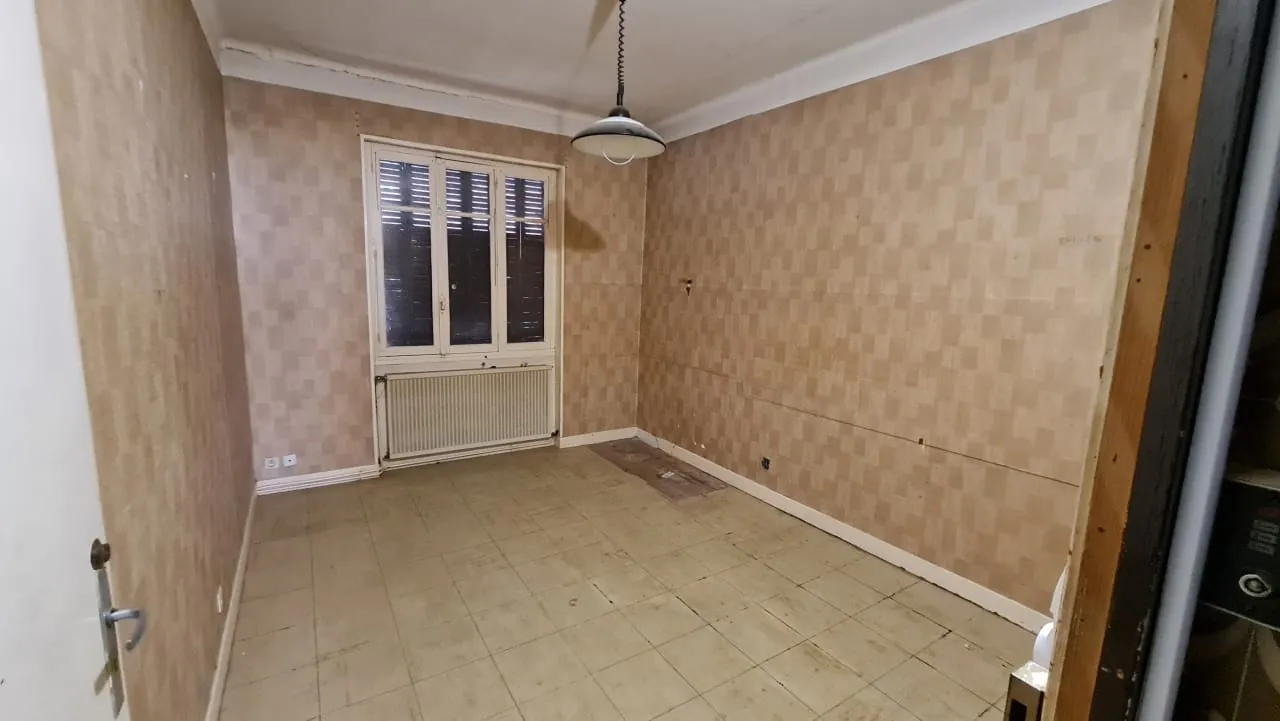 Immeuble professionnel de 200 m² à Épinouze - Idéal pour commerce ou santé 