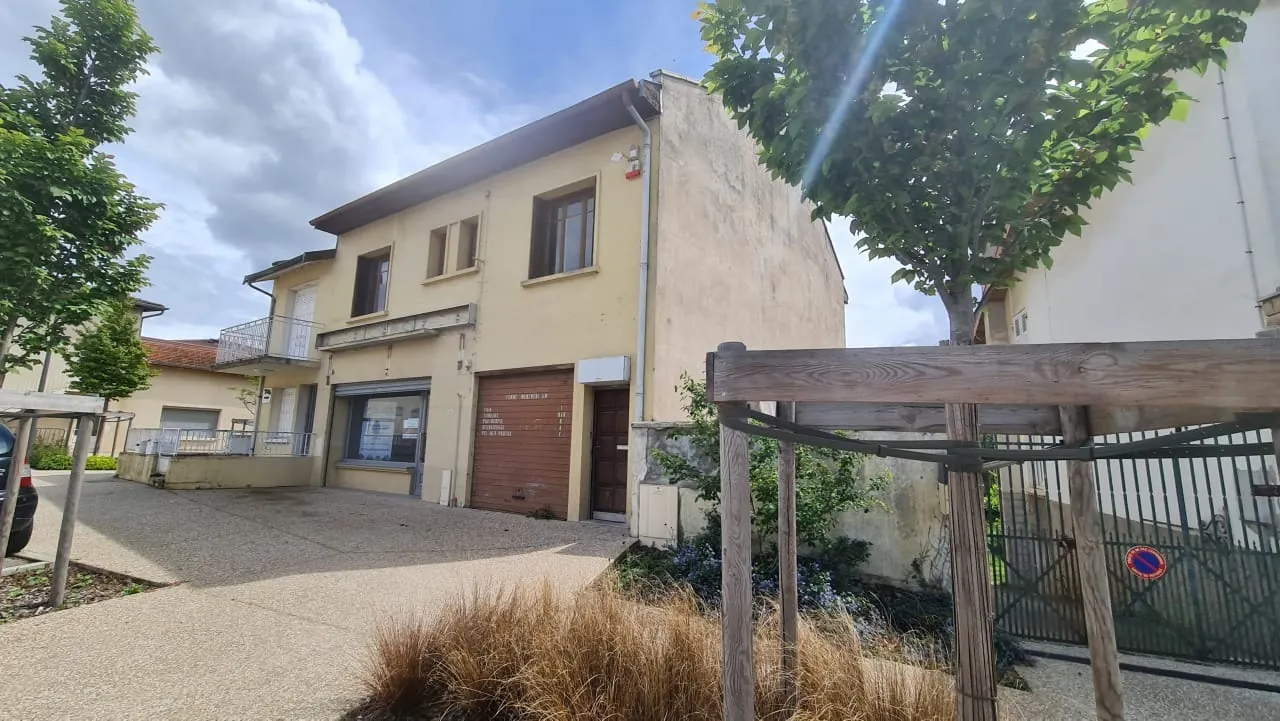 Immeuble professionnel de 200 m² à Épinouze - Idéal pour commerce ou santé 