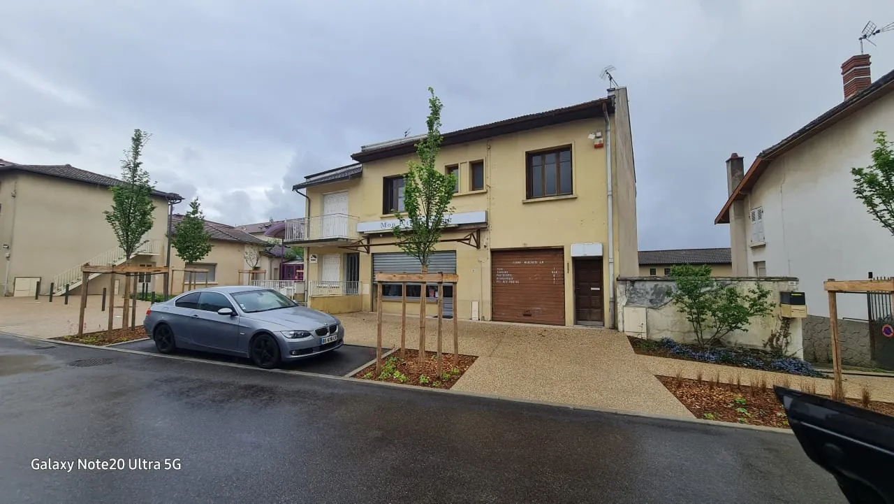 Immeuble professionnel de 200 m² à Épinouze - Idéal pour commerce ou santé 