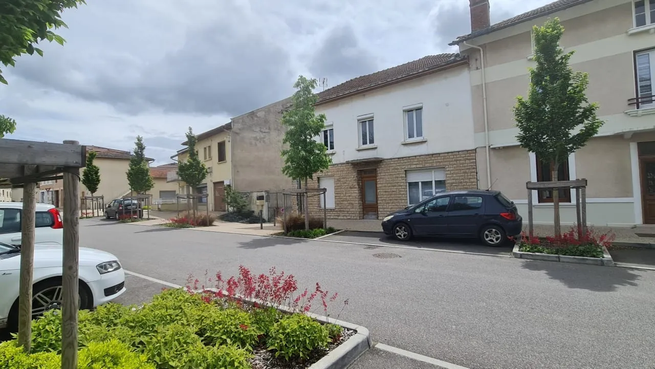 Immeuble professionnel de 200 m² à Épinouze - Idéal pour commerce ou santé 