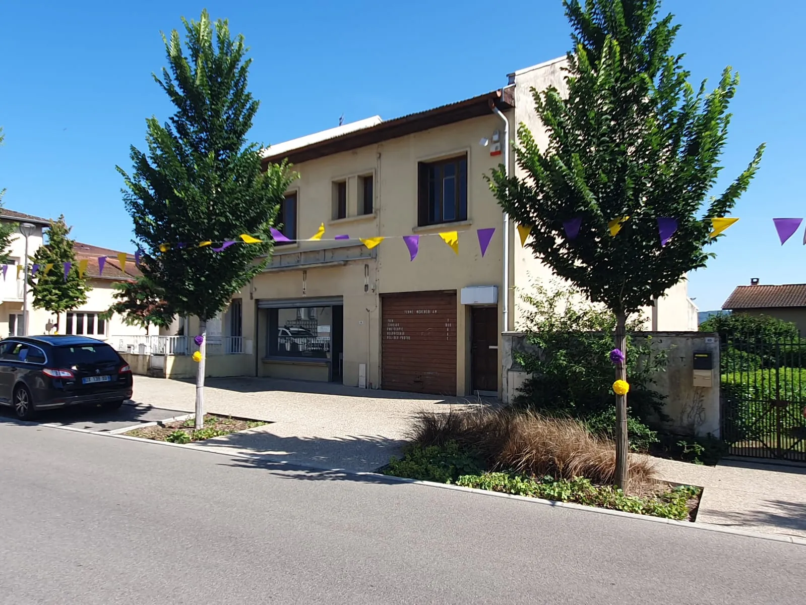 Immeuble professionnel de 200 m² à Épinouze - Idéal pour commerce ou santé 