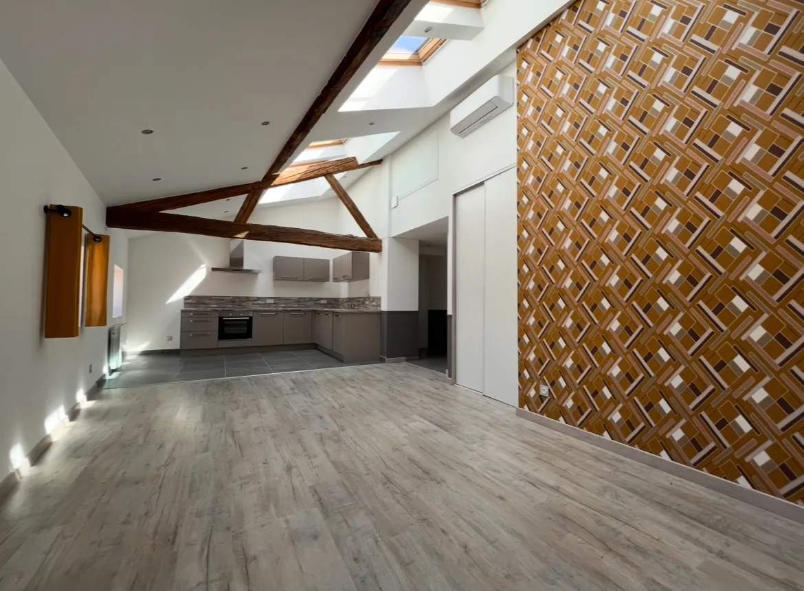 Appartement T4 rénové au dernier étage en plein centre de Villefranche-sur-Saône 